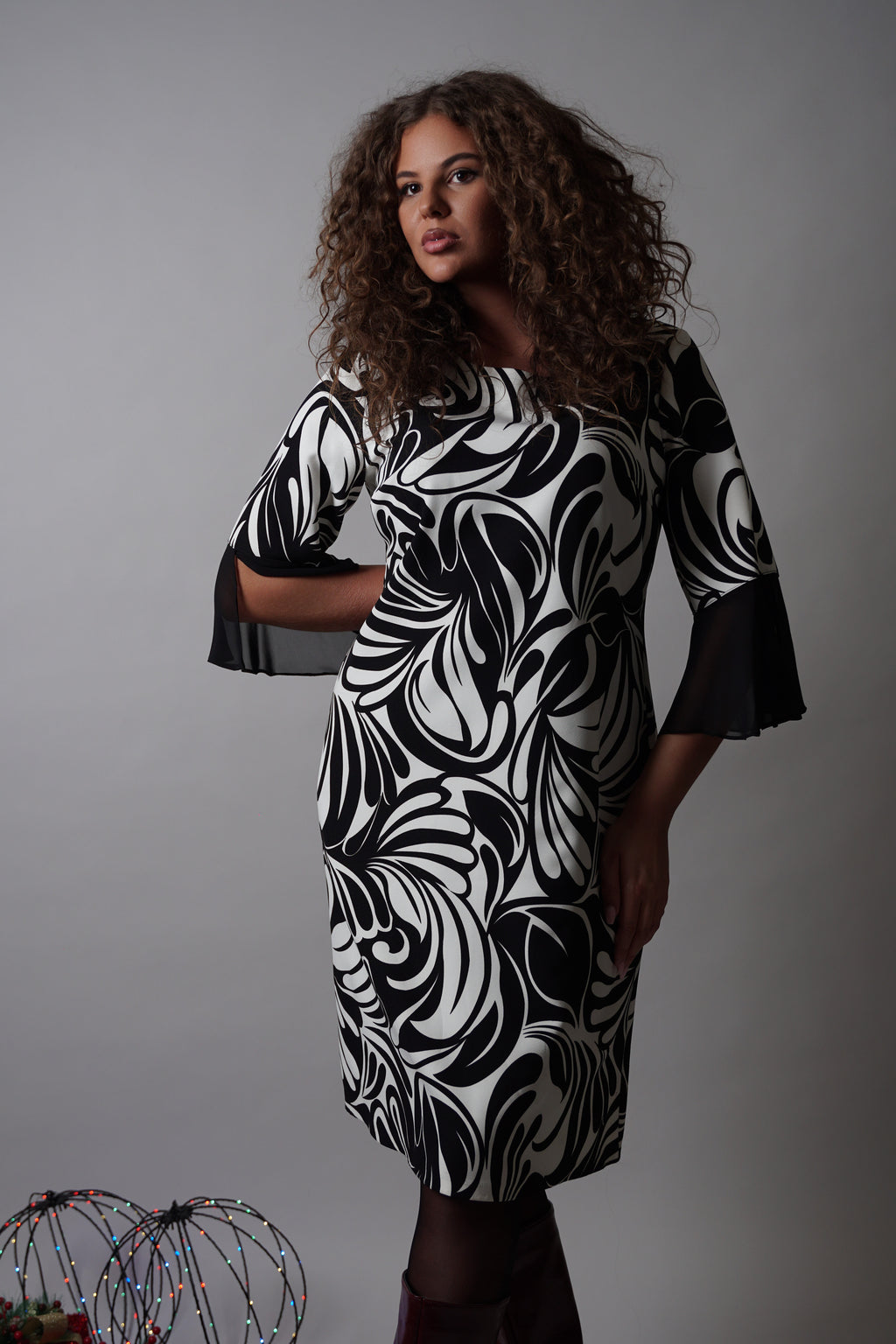 Livia haljina – crno-bijeli valovi elegancije