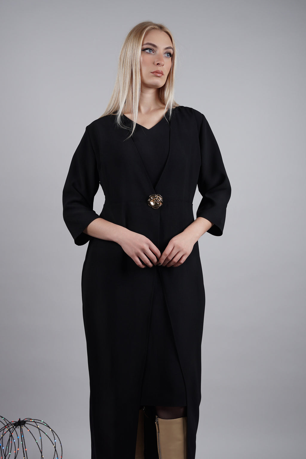 Vivien haljina – elegancija u crnom tonu