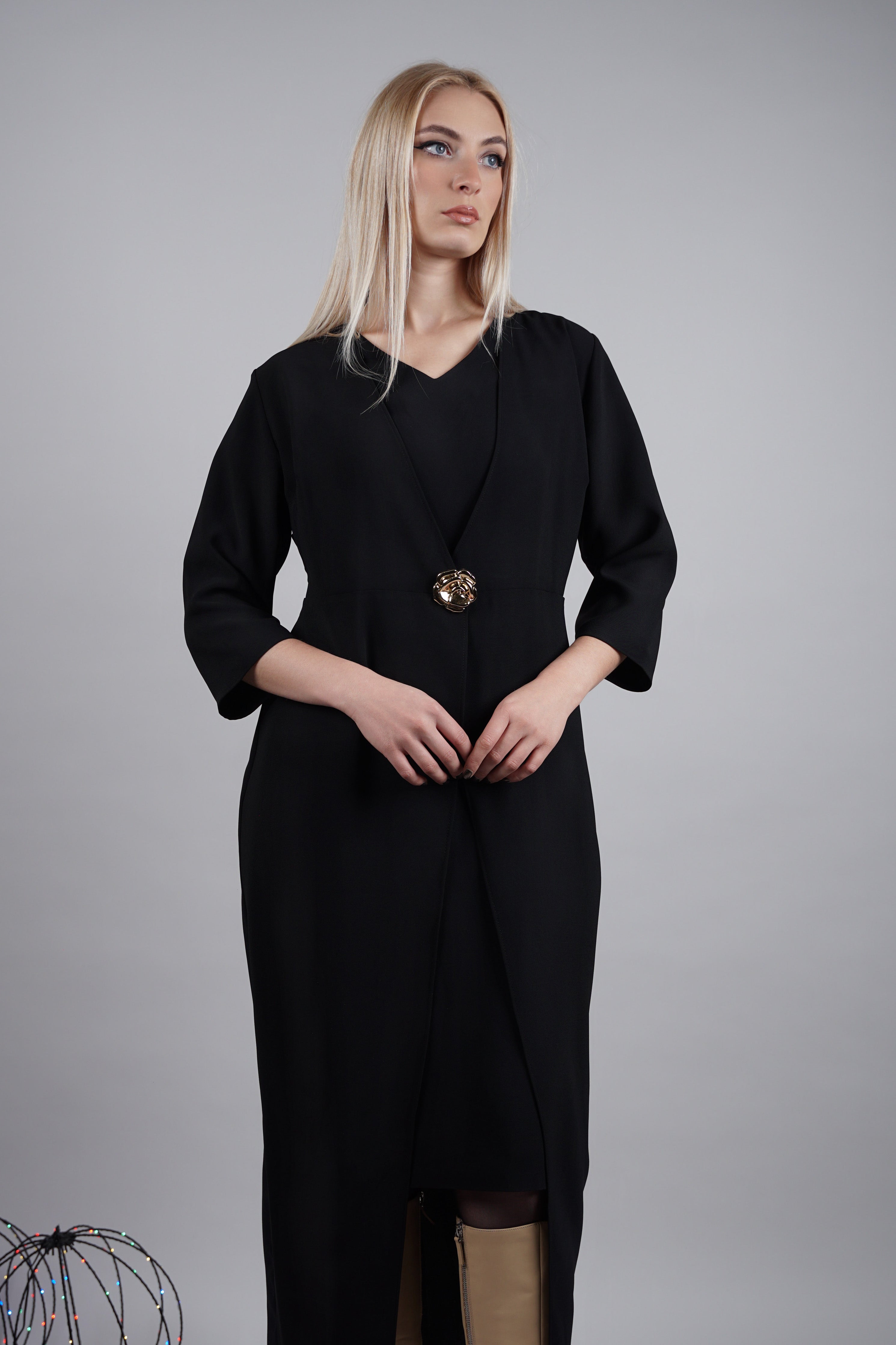 Vivien haljina – elegancija u crnom tonu