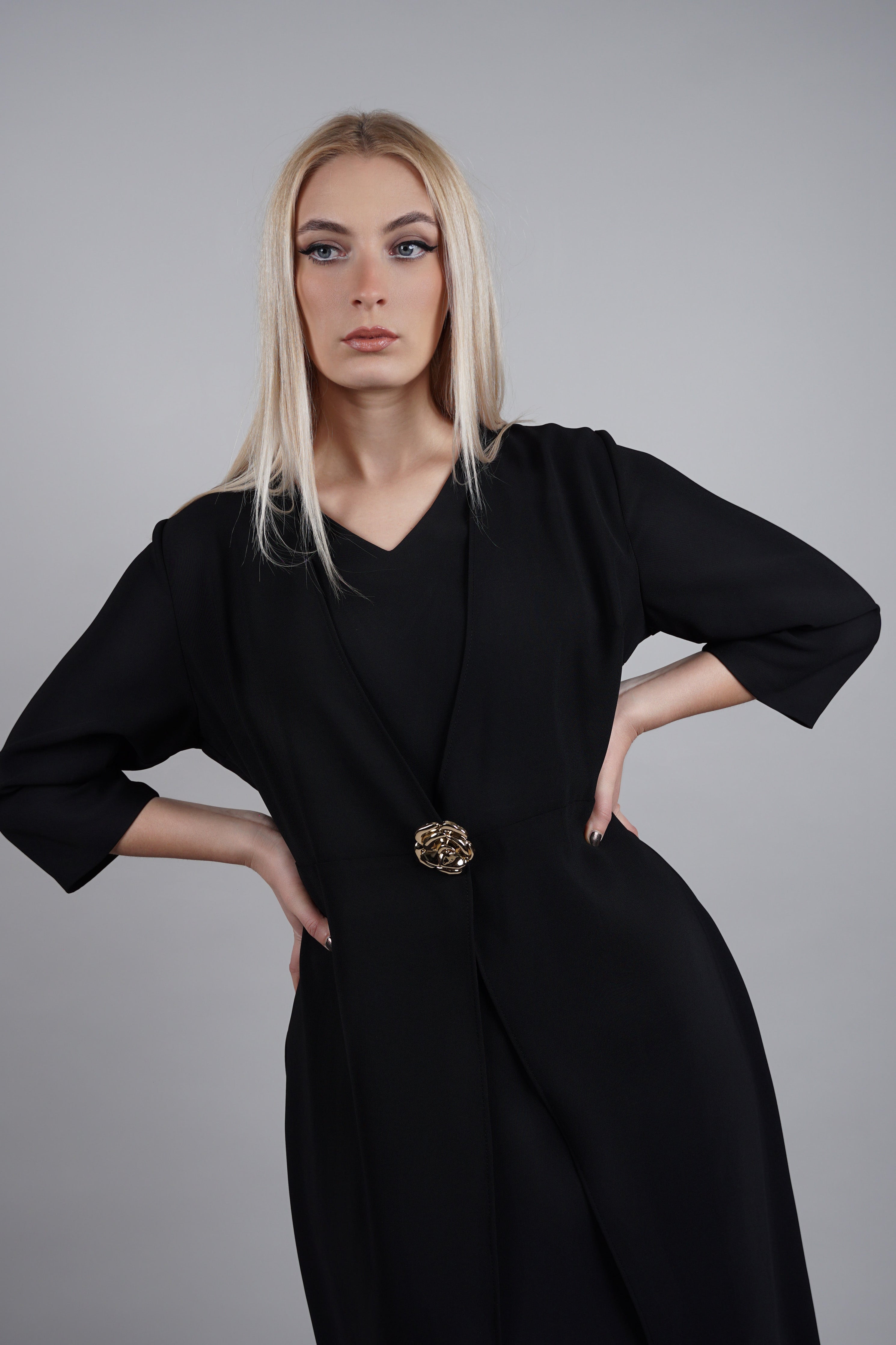 Vivien haljina – elegancija u crnom tonu