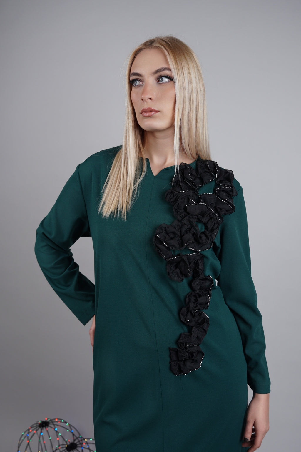 Aria – elegantna zelena haljina sa stilskim naglaskom