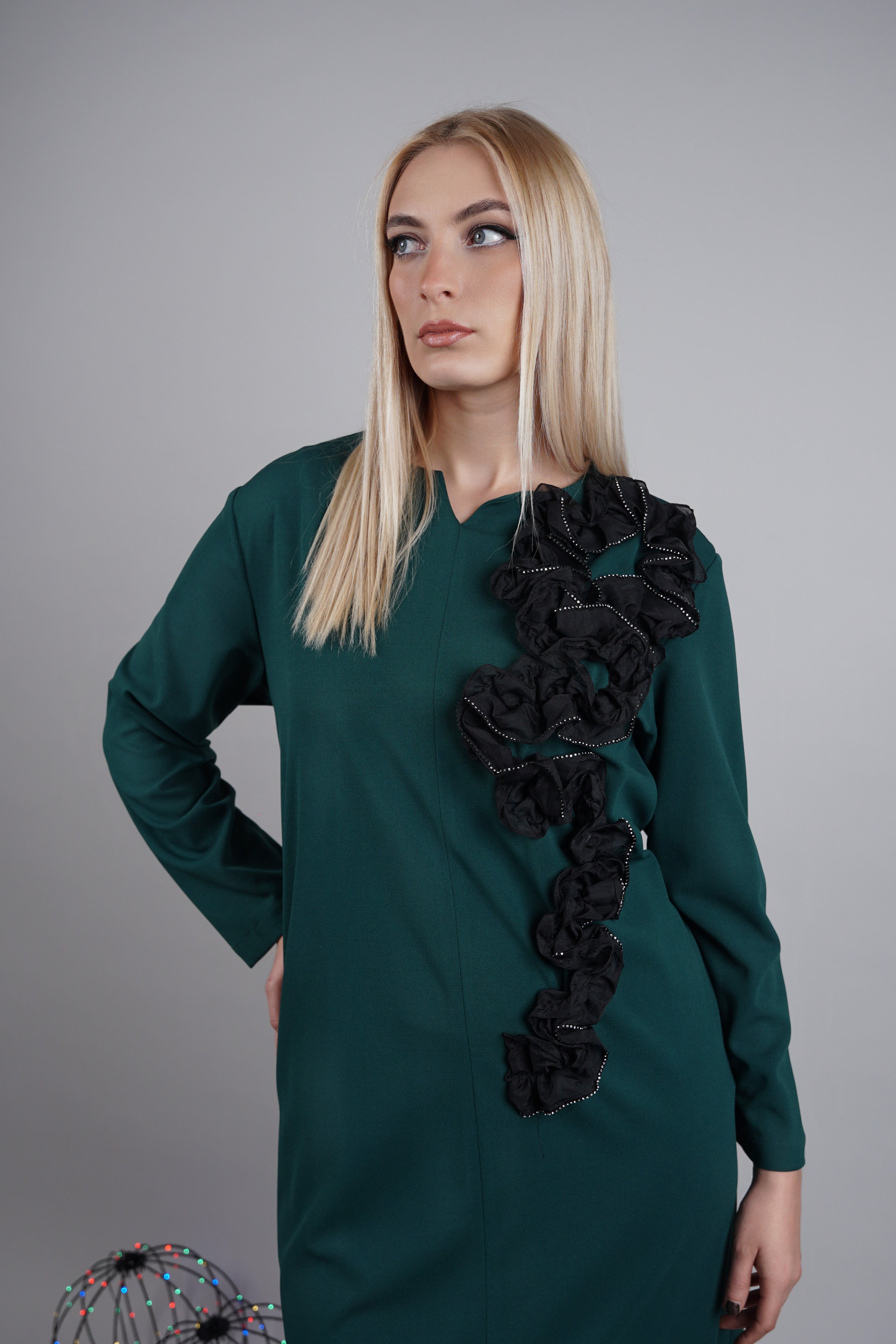 Aria – elegantna zelena haljina sa stilskim naglaskom