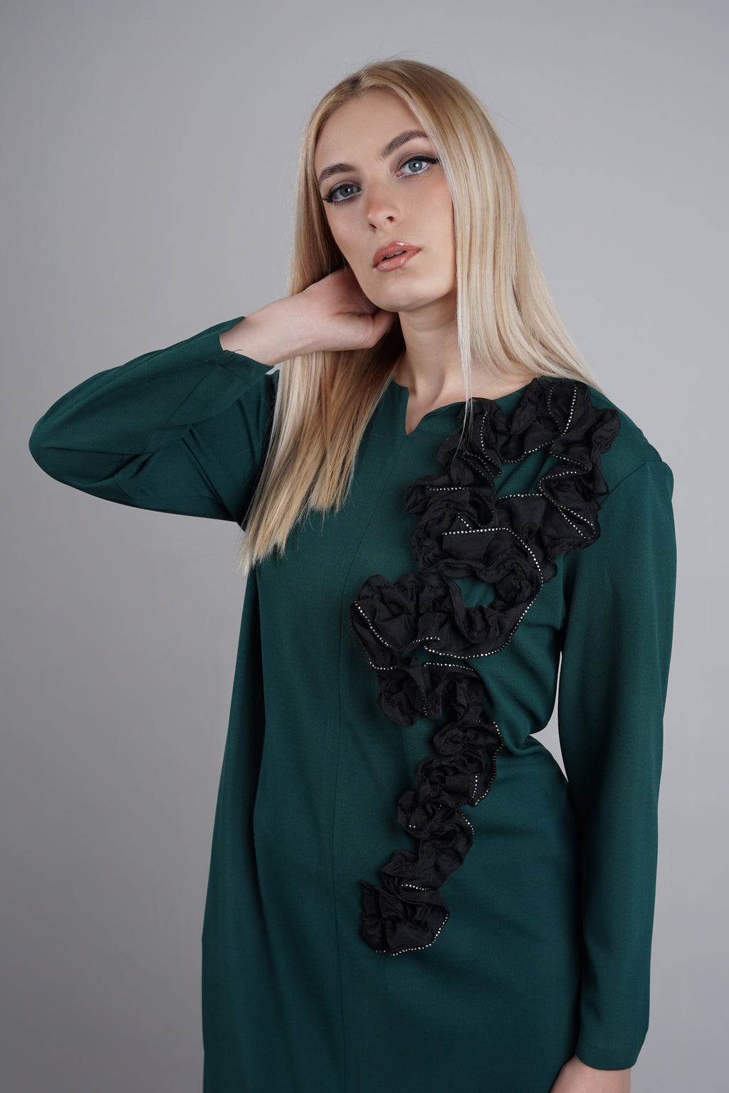 Aria – elegantna zelena haljina sa stilskim naglaskom