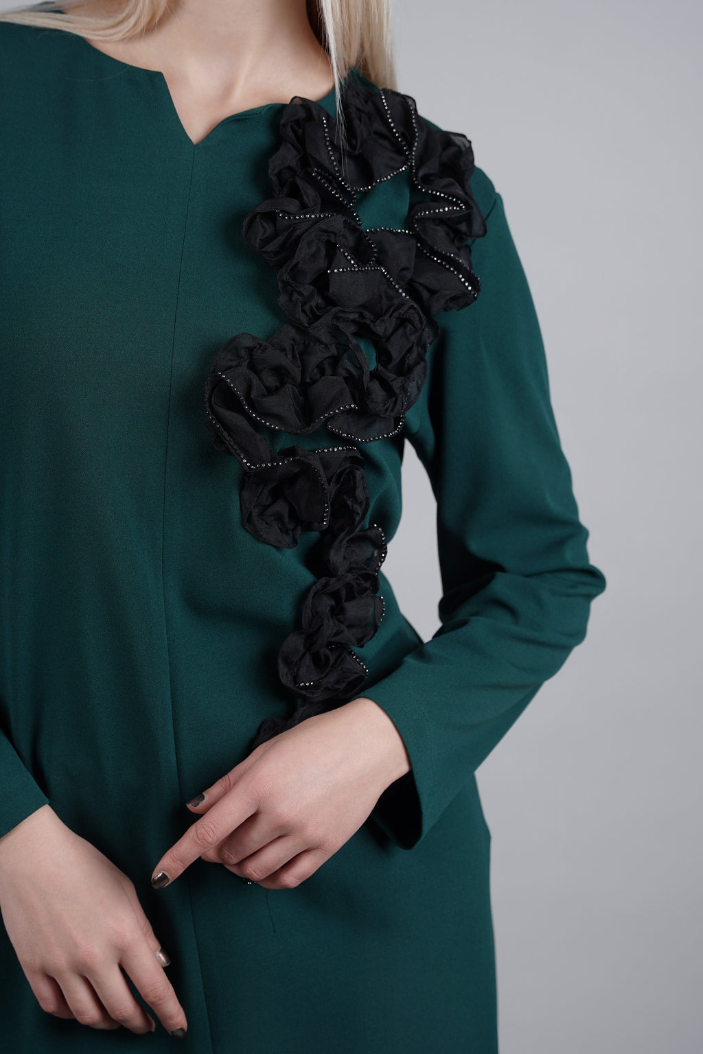 Aria – elegantna zelena haljina sa stilskim naglaskom