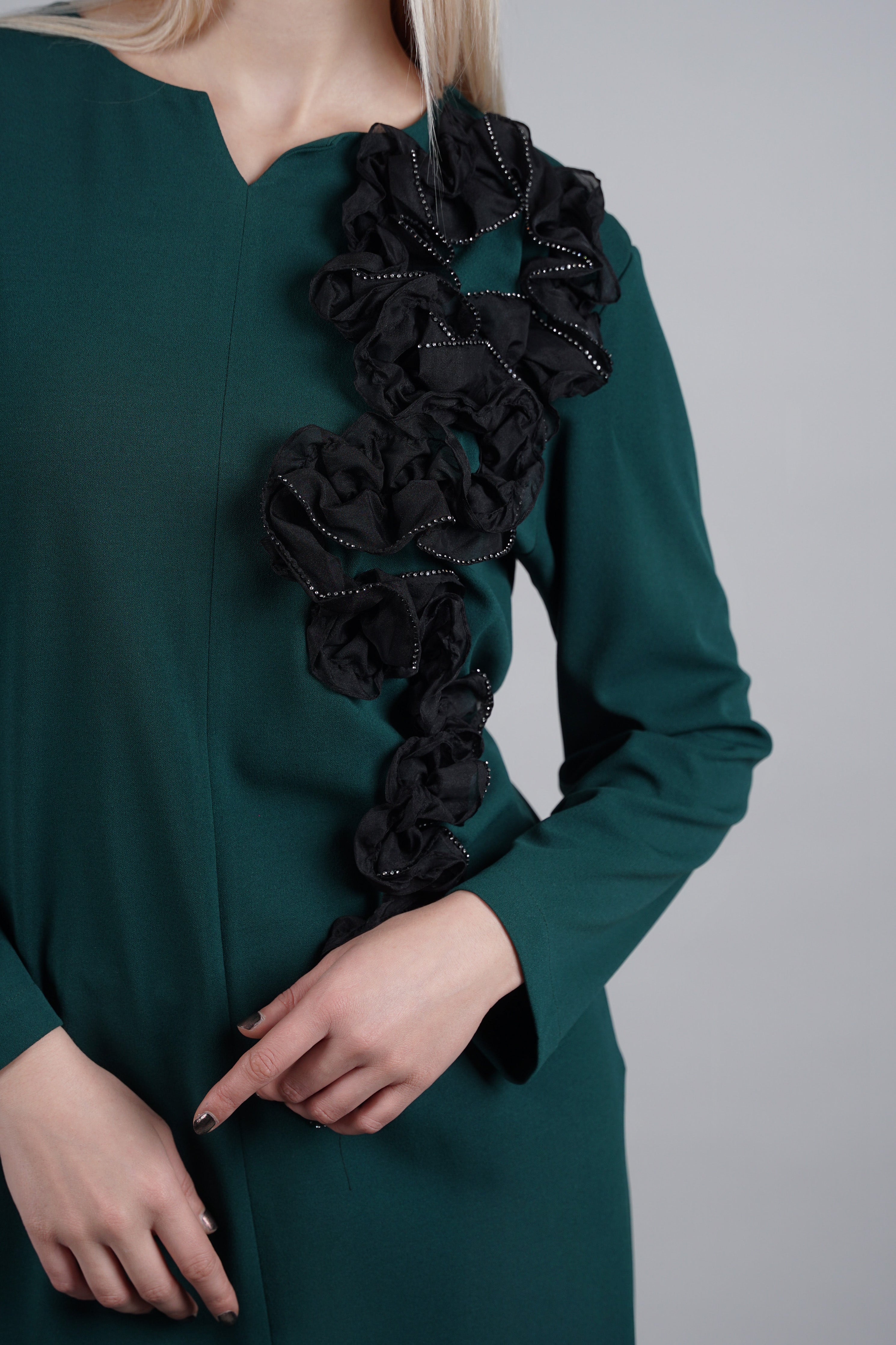 Aria – elegantna zelena haljina sa stilskim naglaskom