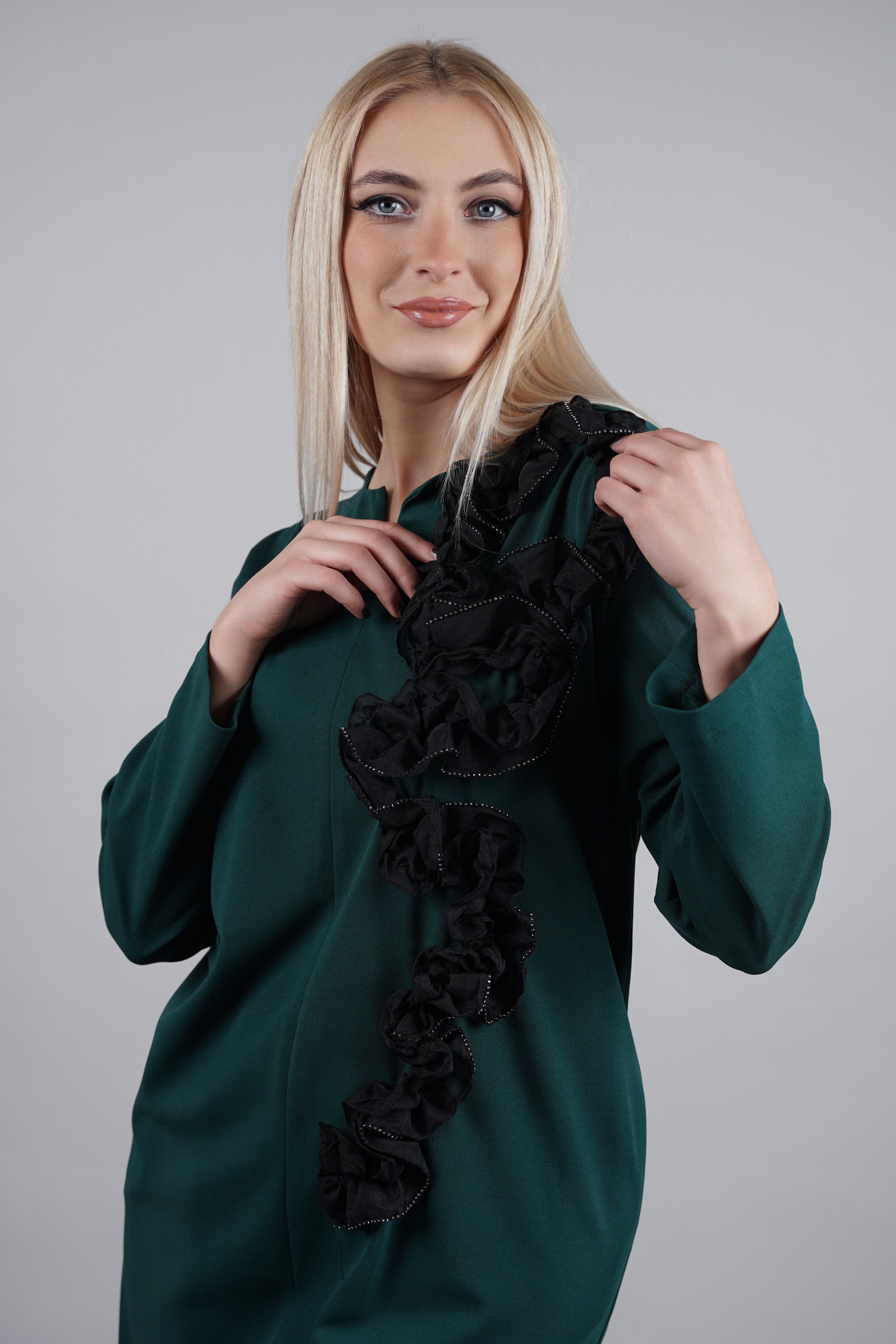 Aria – elegantna zelena haljina sa stilskim naglaskom