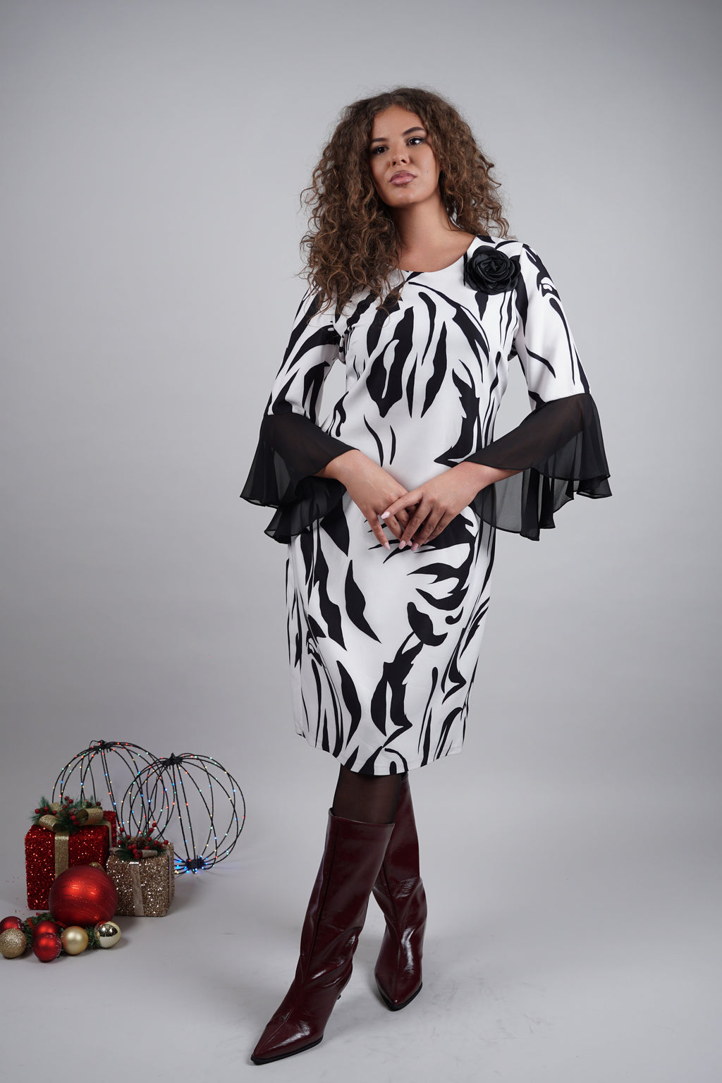 Nivia haljina – crno-bijeli valovi elegancije