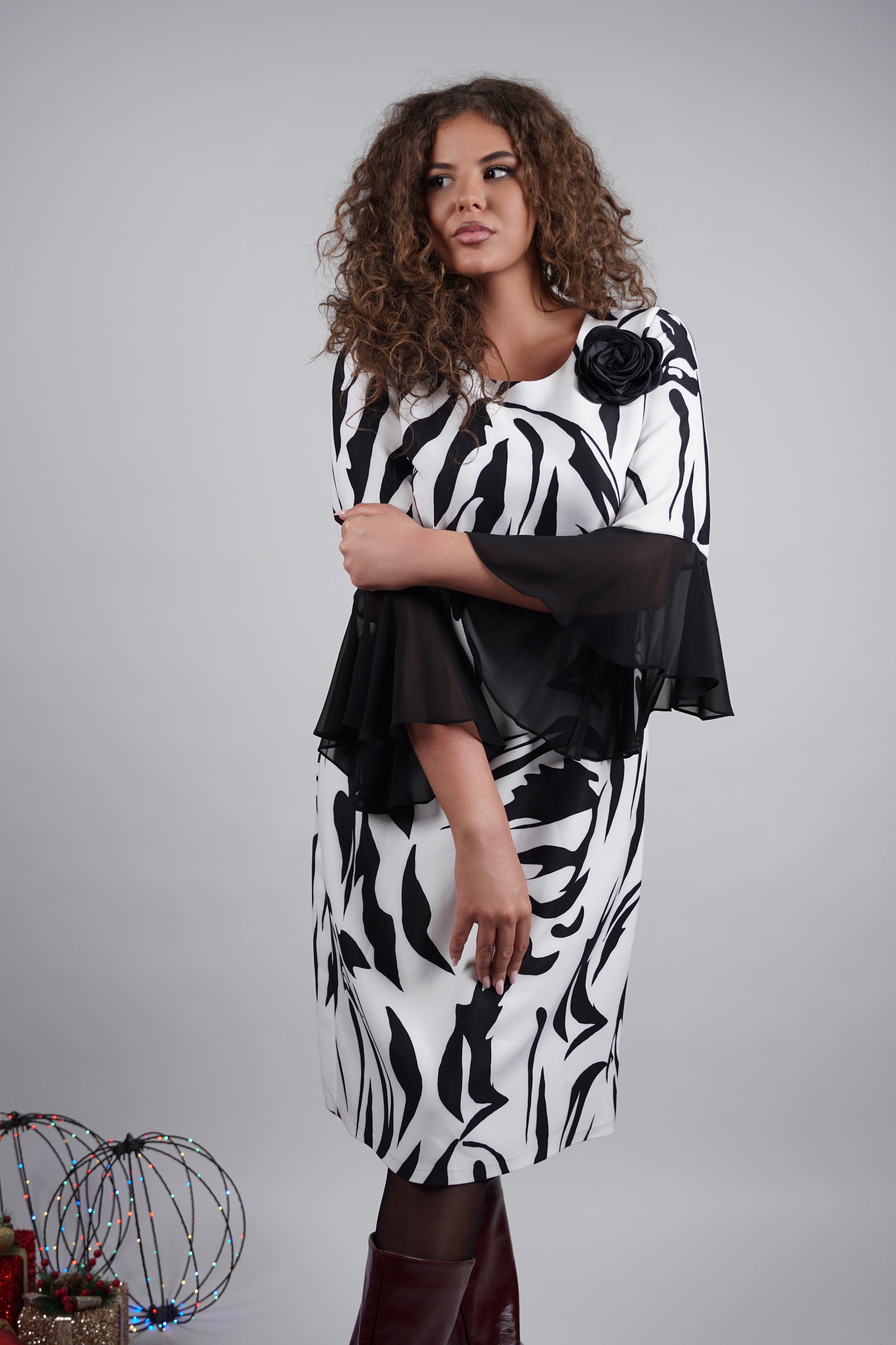 Nivia haljina – crno-bijeli valovi elegancije