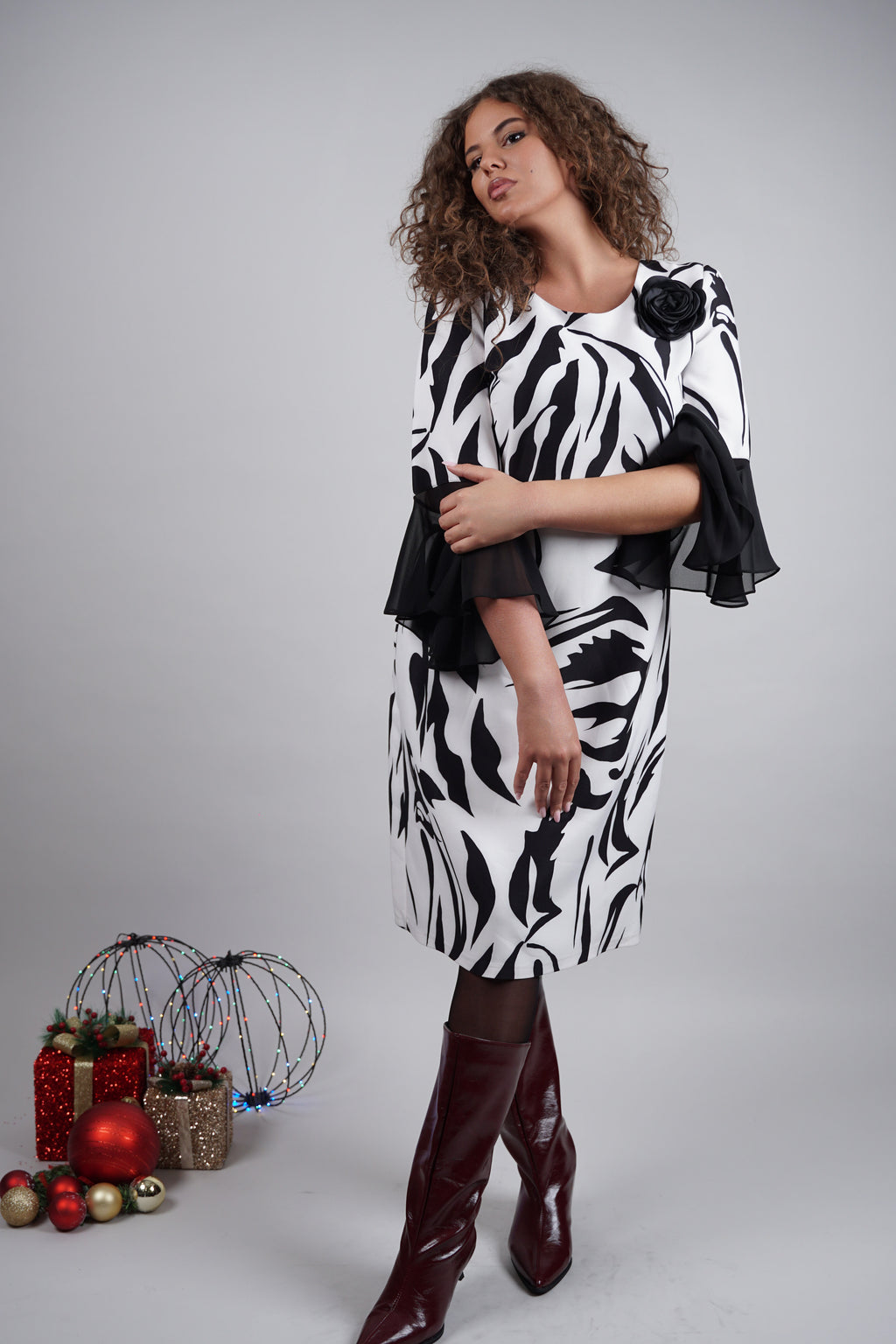 Nivia haljina – crno-bijeli valovi elegancije