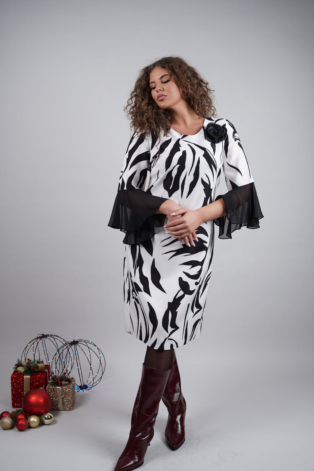 Nivia haljina – crno-bijeli valovi elegancije