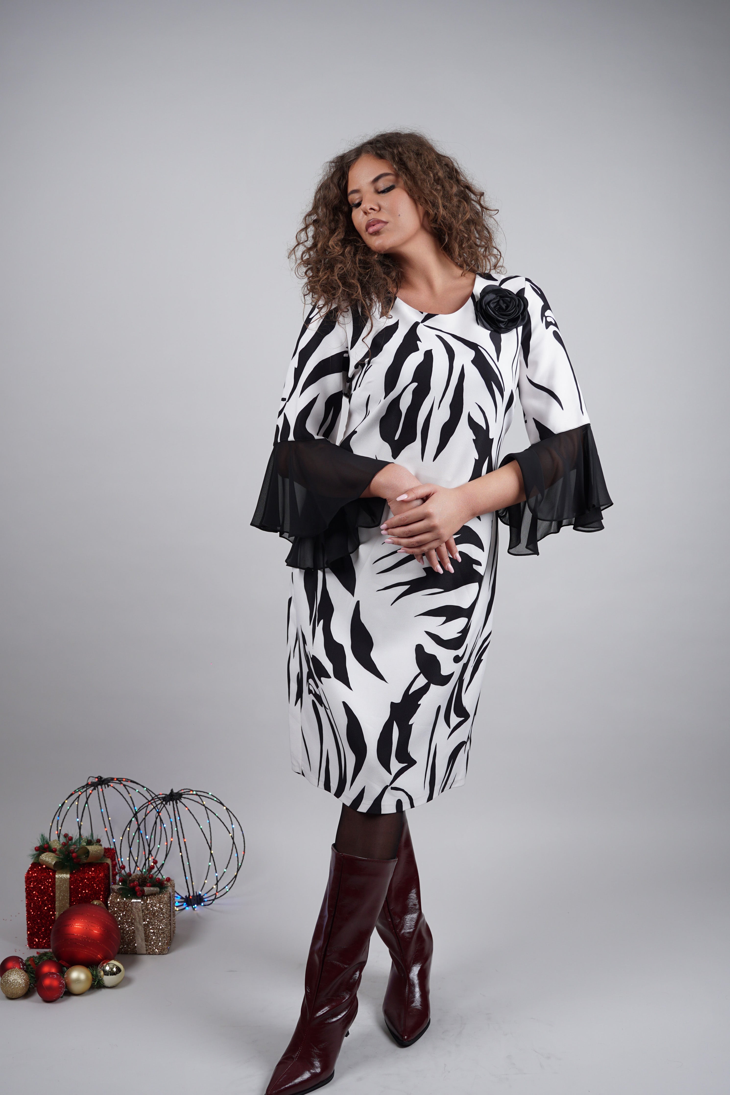 Nivia haljina – crno-bijeli valovi elegancije