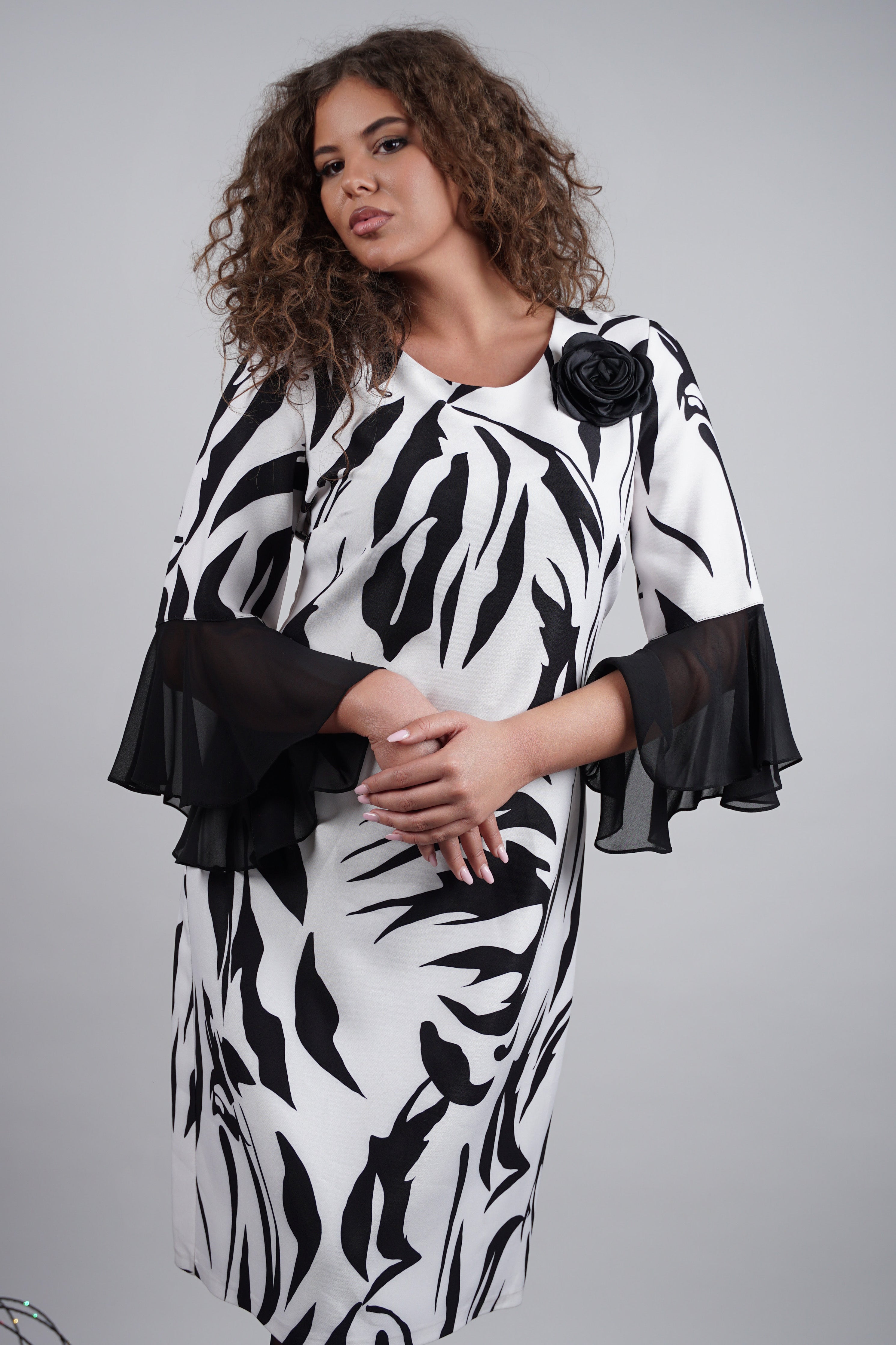 Nivia haljina – crno-bijeli valovi elegancije