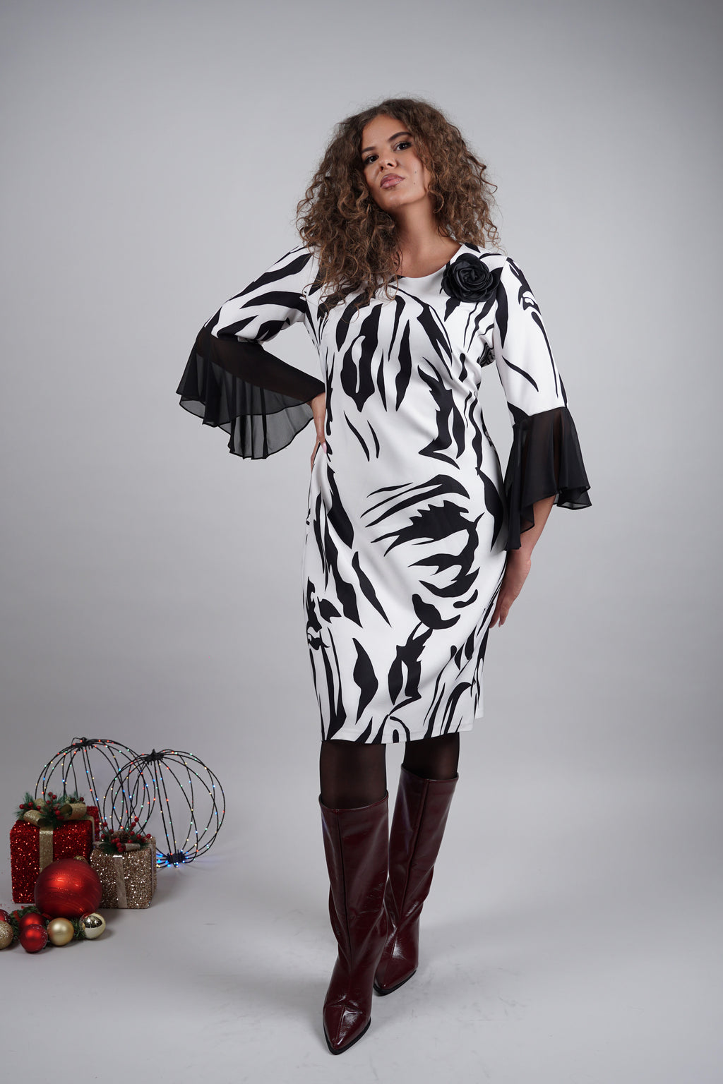 Nivia haljina – crno-bijeli valovi elegancije