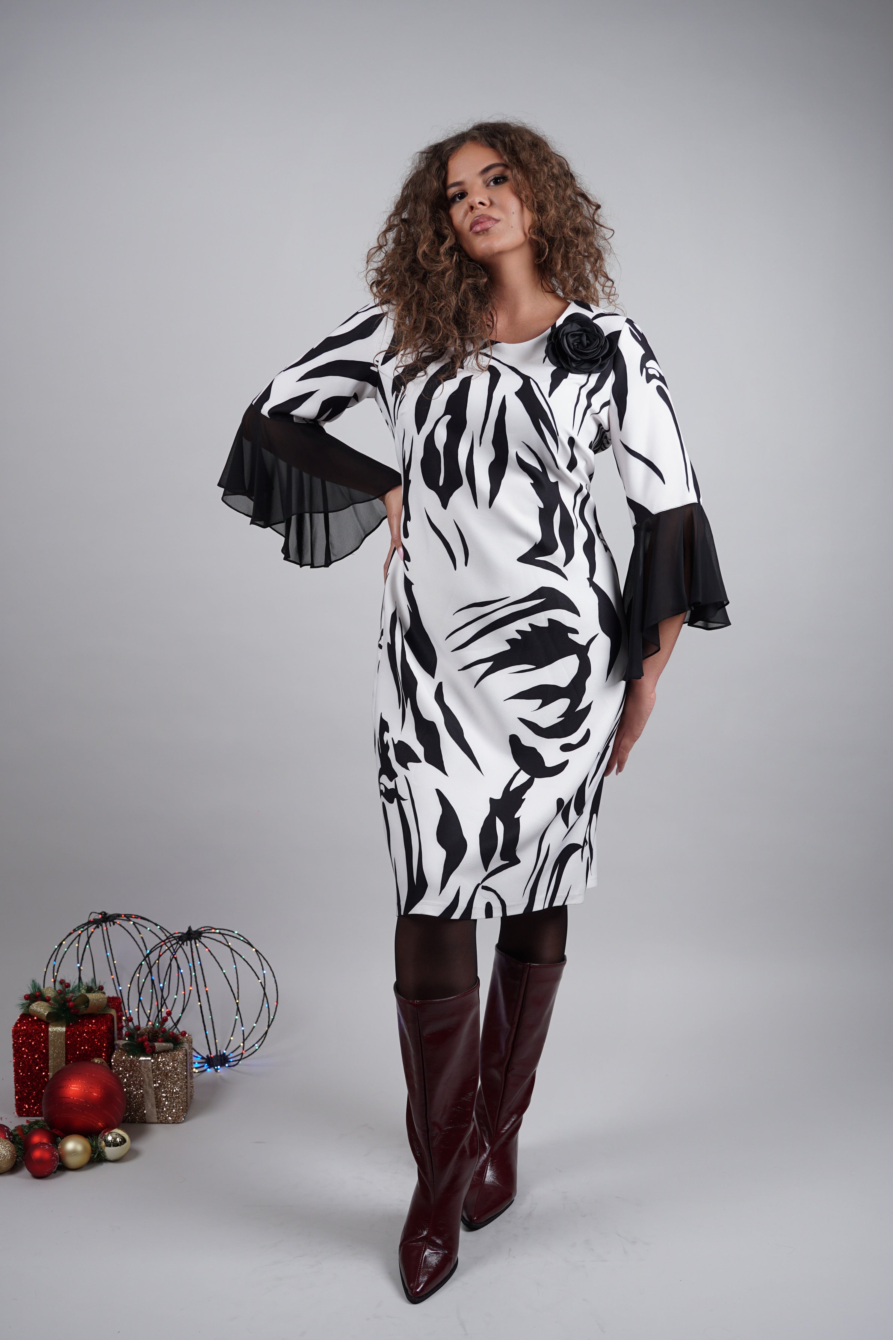 Nivia haljina – crno-bijeli valovi elegancije