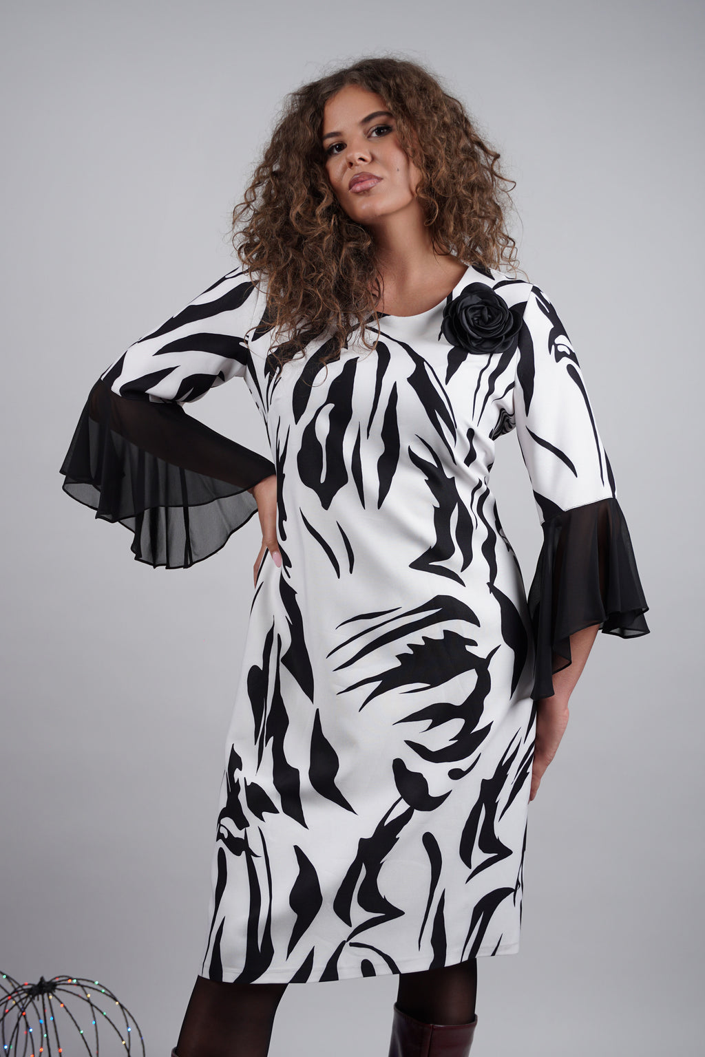 Nivia haljina – crno-bijeli valovi elegancije