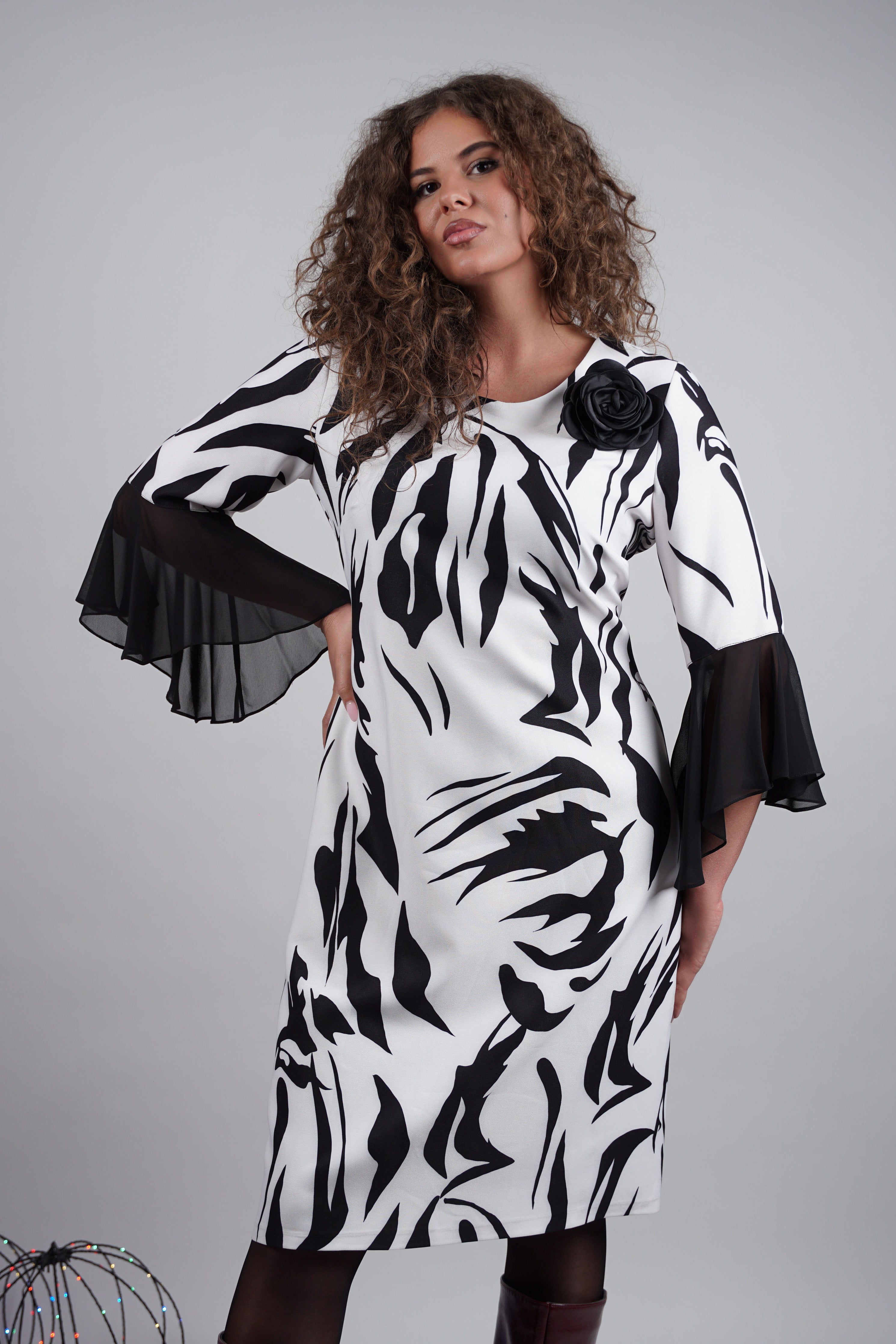 Nivia haljina – crno-bijeli valovi elegancije