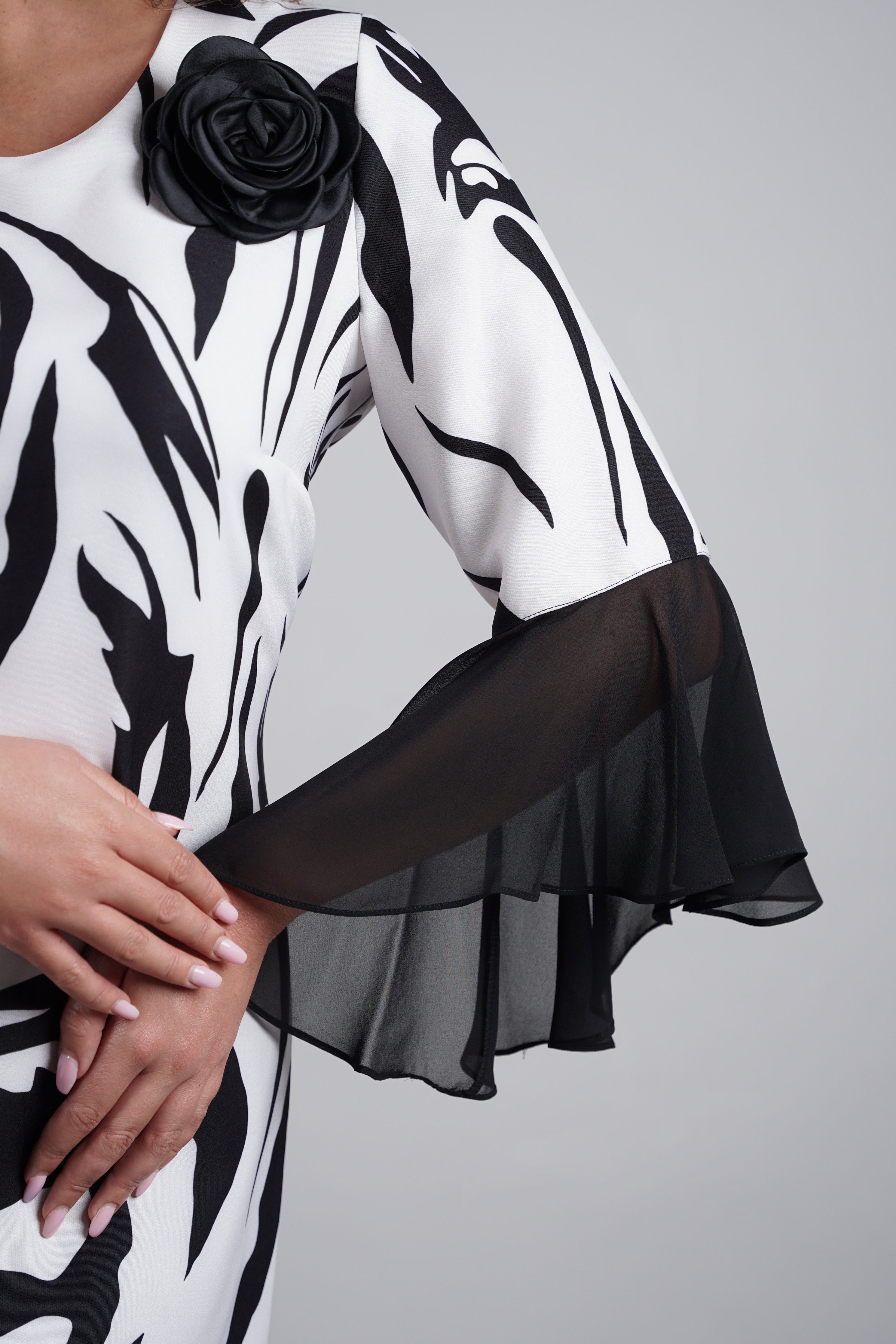 Nivia haljina – crno-bijeli valovi elegancije