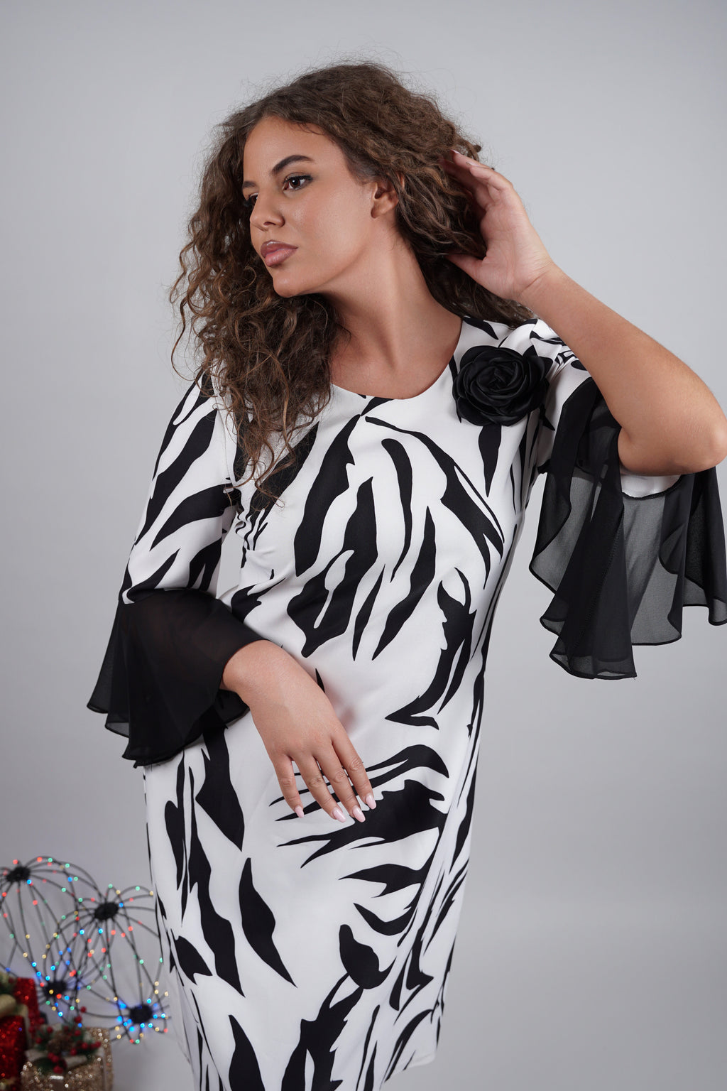 Nivia haljina – crno-bijeli valovi elegancije