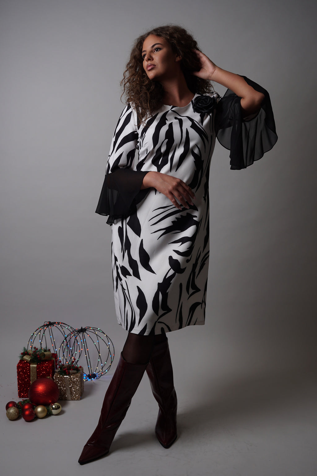 Nivia haljina – crno-bijeli valovi elegancije