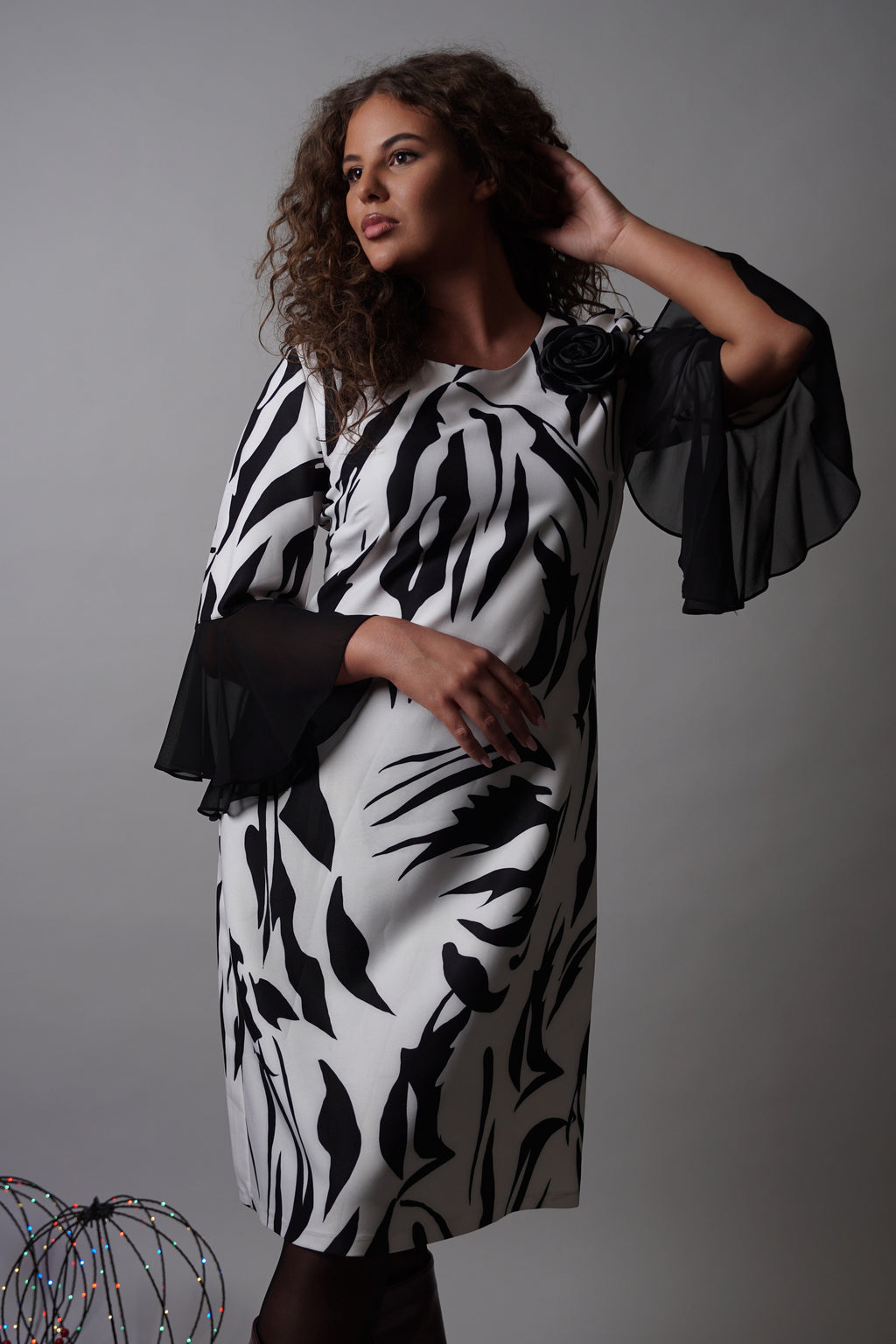 Nivia haljina – crno-bijeli valovi elegancije