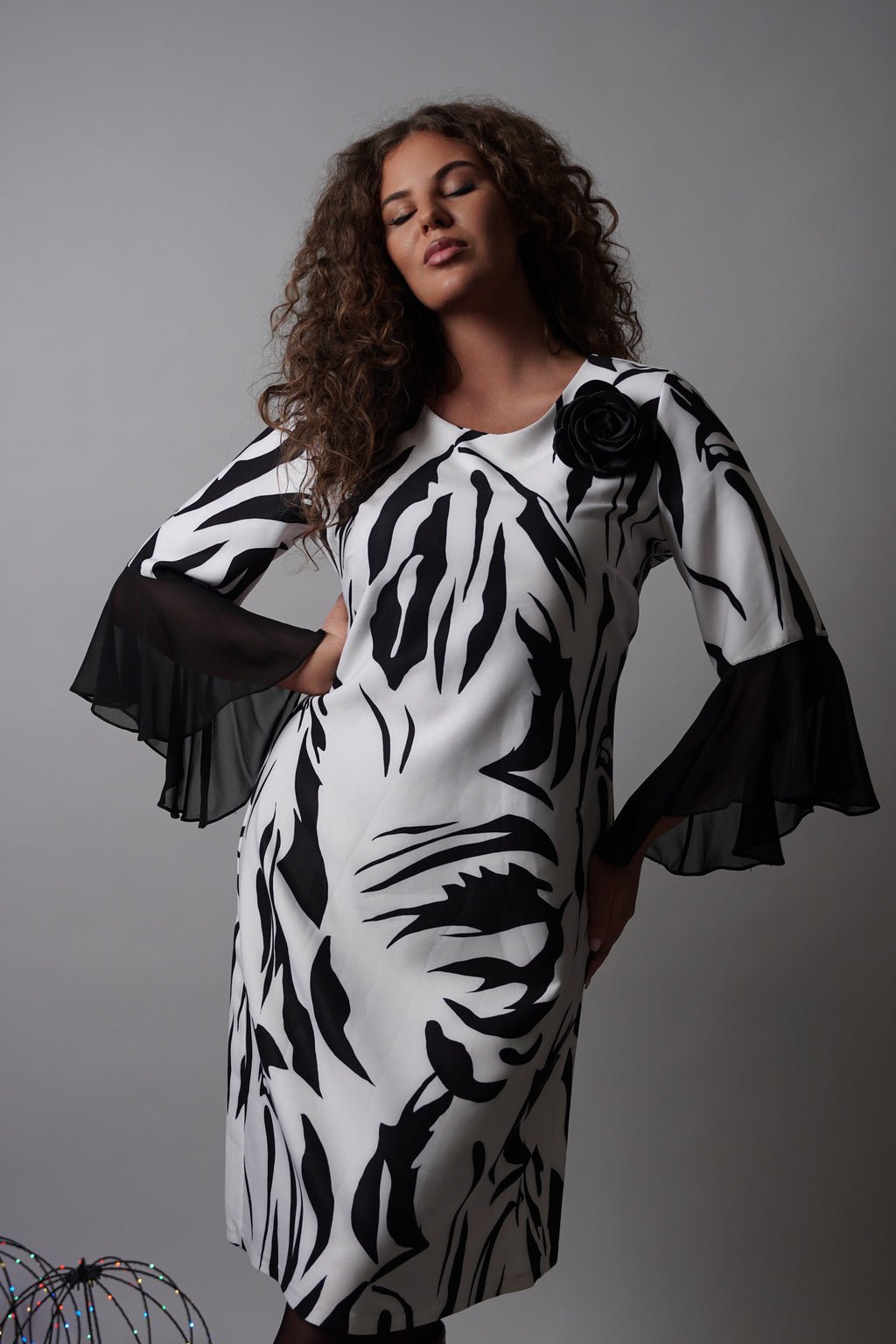 Nivia haljina – crno-bijeli valovi elegancije