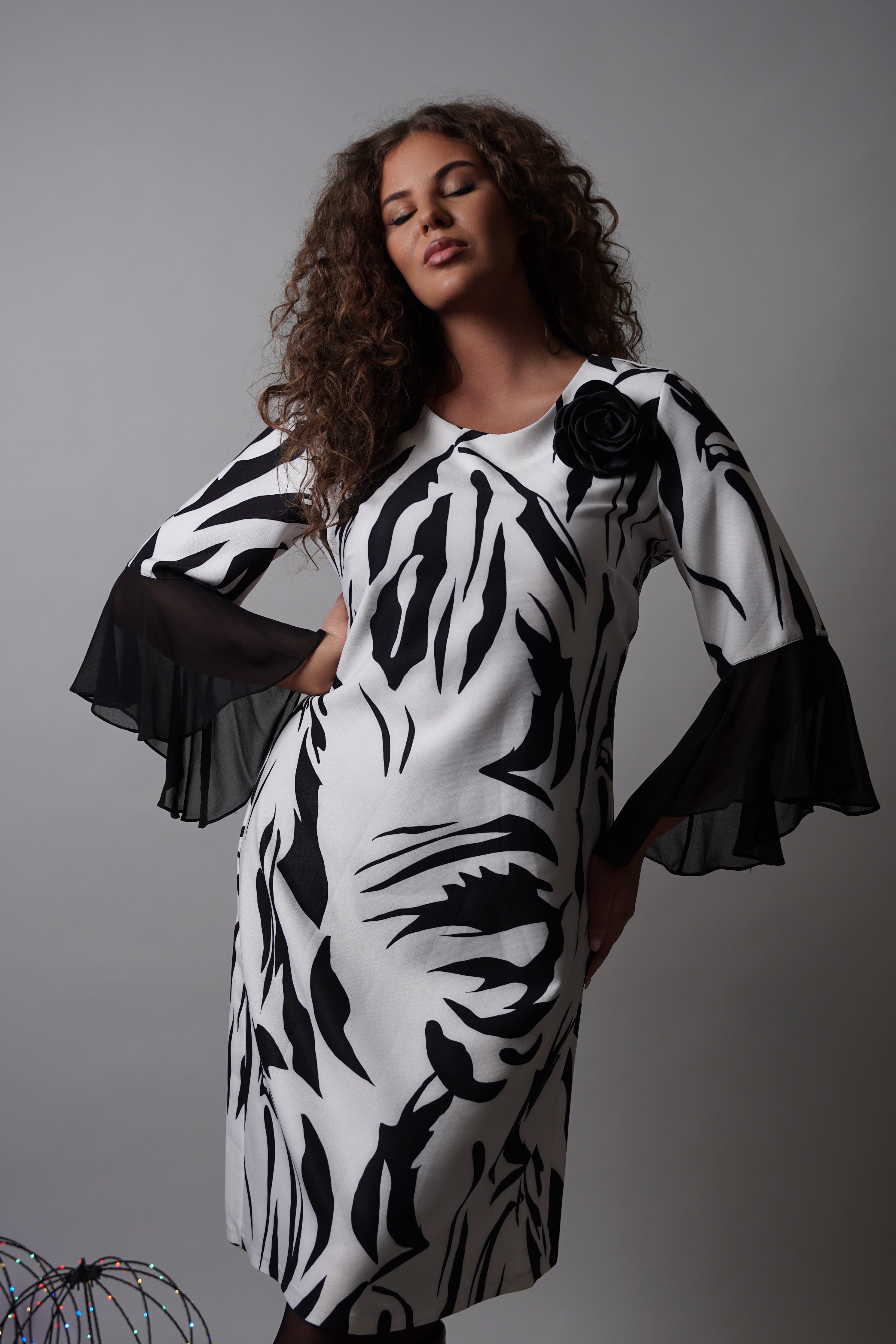 Nivia haljina – crno-bijeli valovi elegancije