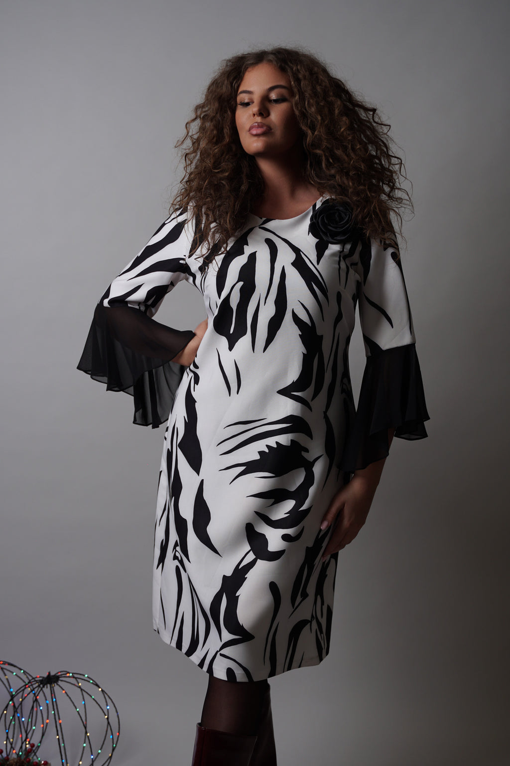 Nivia haljina – crno-bijeli valovi elegancije