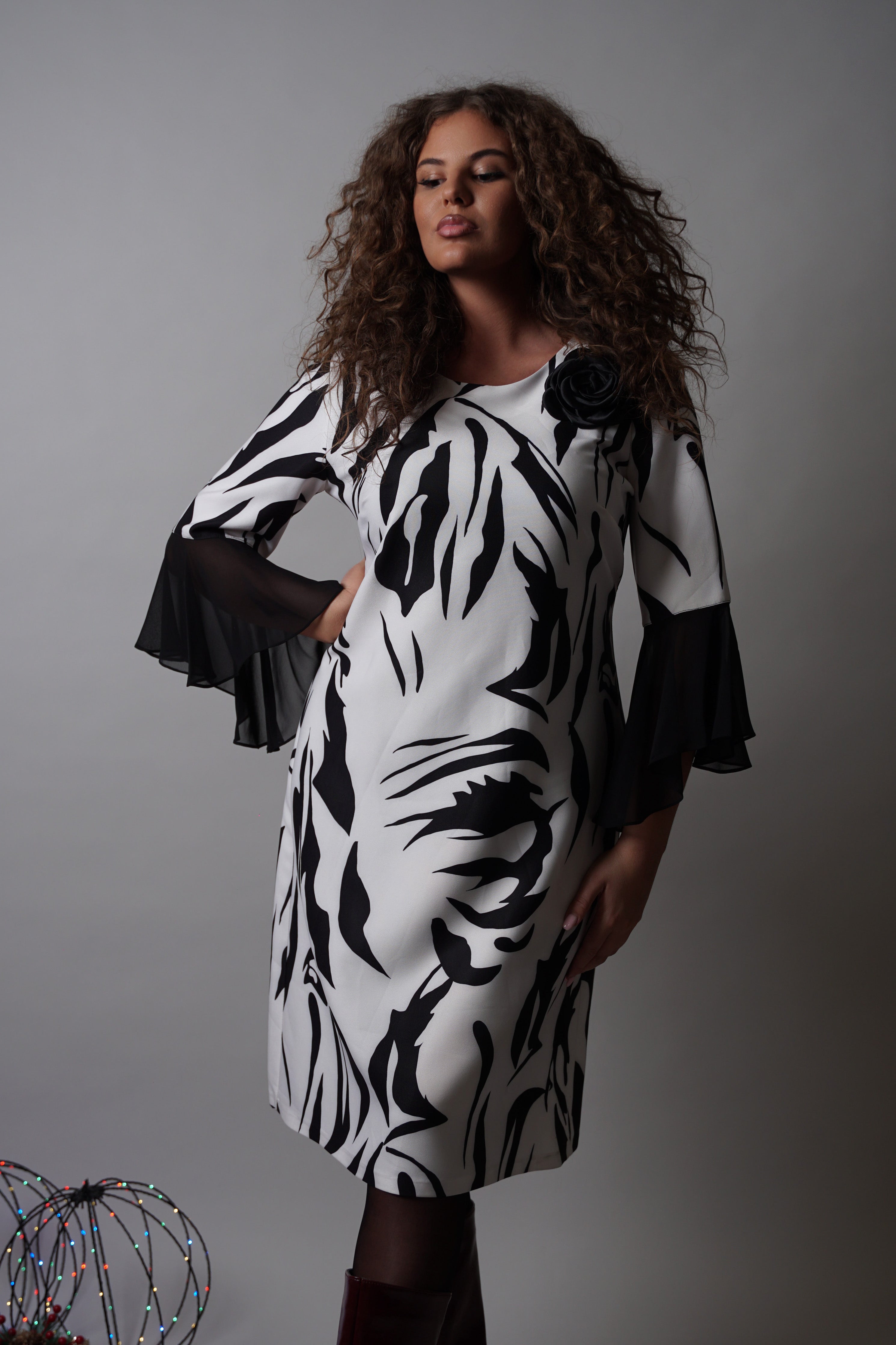 Nivia haljina – crno-bijeli valovi elegancije