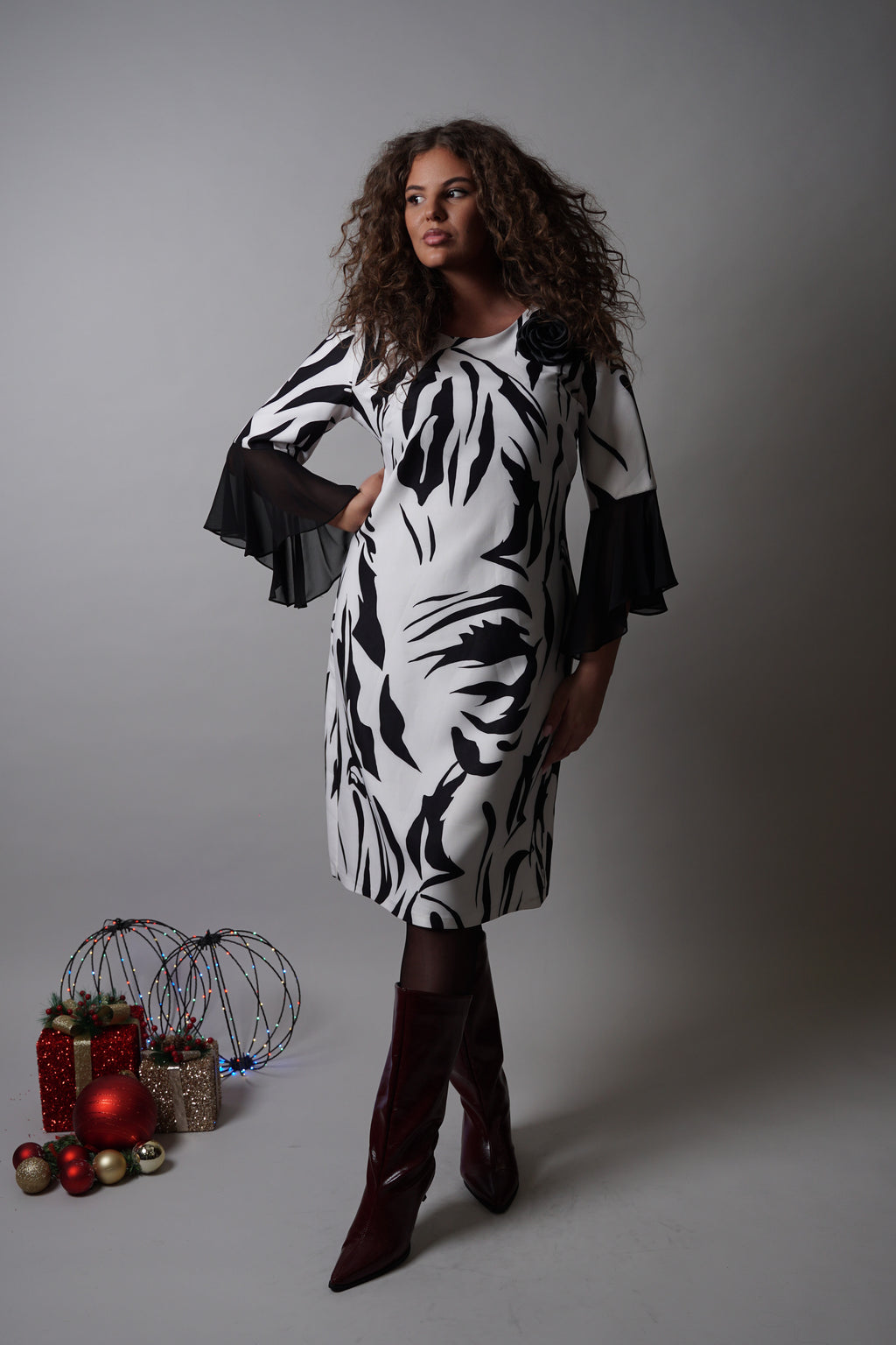 Nivia haljina – crno-bijeli valovi elegancije