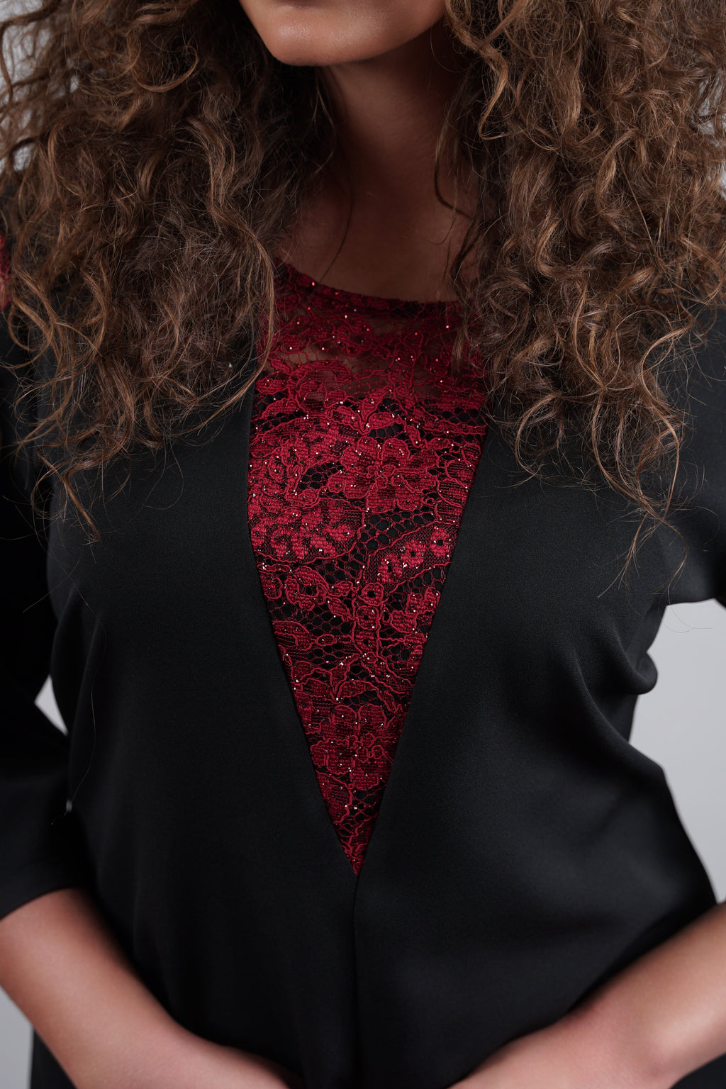 Lumia haljina - crni klasik s bordo akcentom