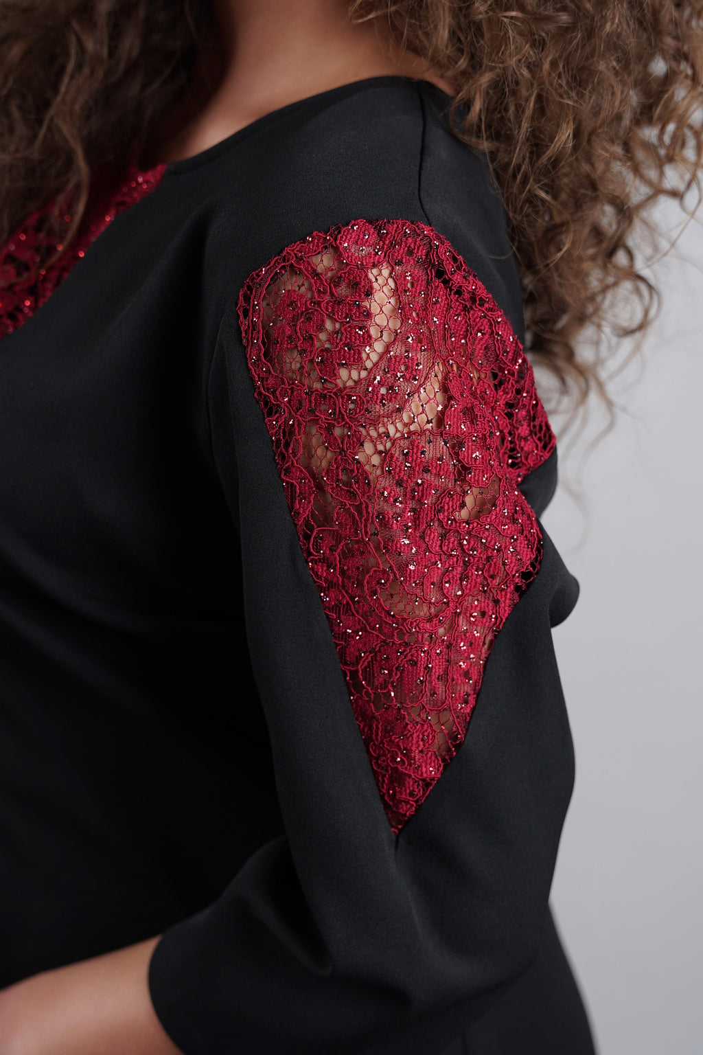 Lumia haljina - crni klasik s bordo akcentom