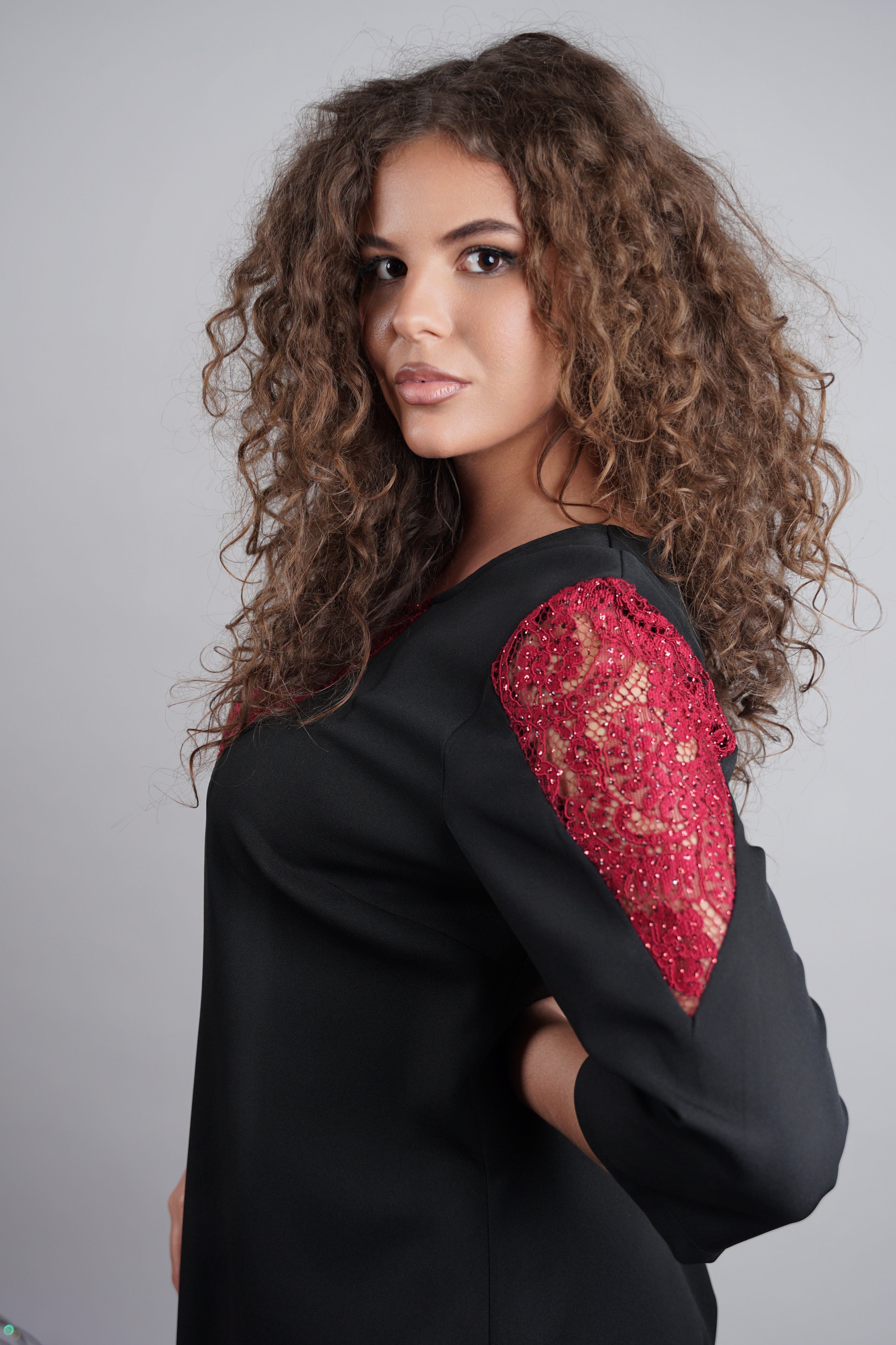 Lumia haljina - crni klasik s bordo akcentom