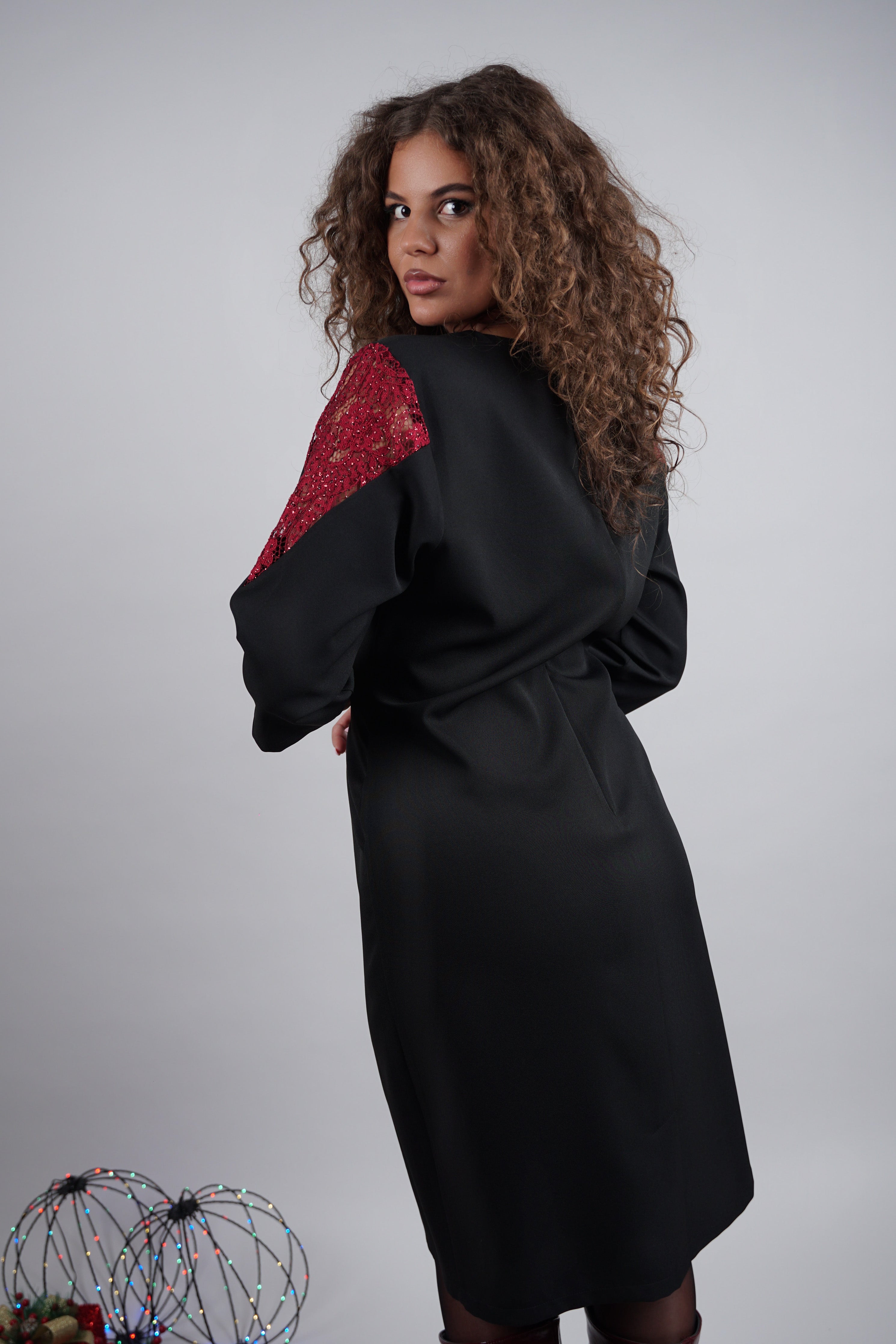 Lumia haljina - crni klasik s bordo akcentom