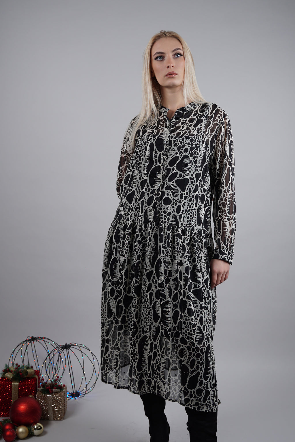 Belleza - sofisticirana midi crna haljina sa bogatim dezenom