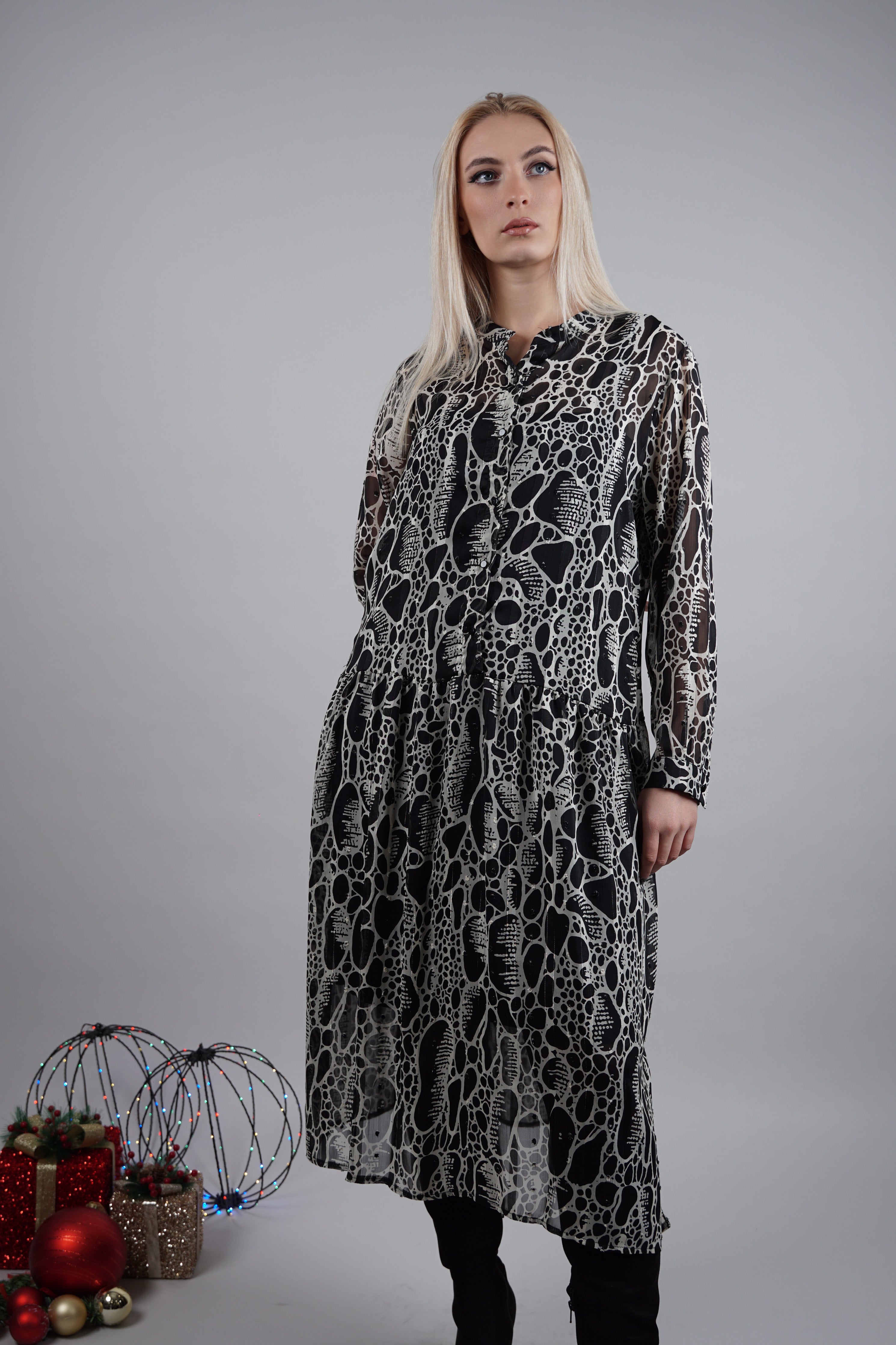 Belleza - sofisticirana midi crna haljina sa bogatim dezenom