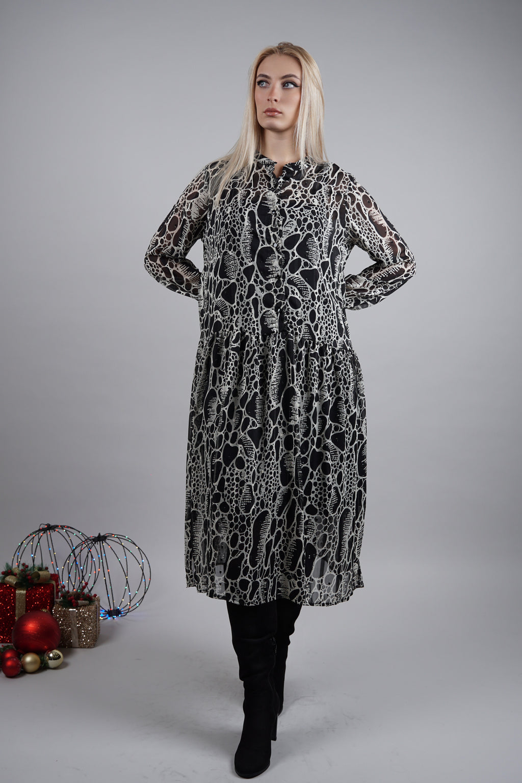 Belleza - sofisticirana midi crna haljina sa bogatim dezenom