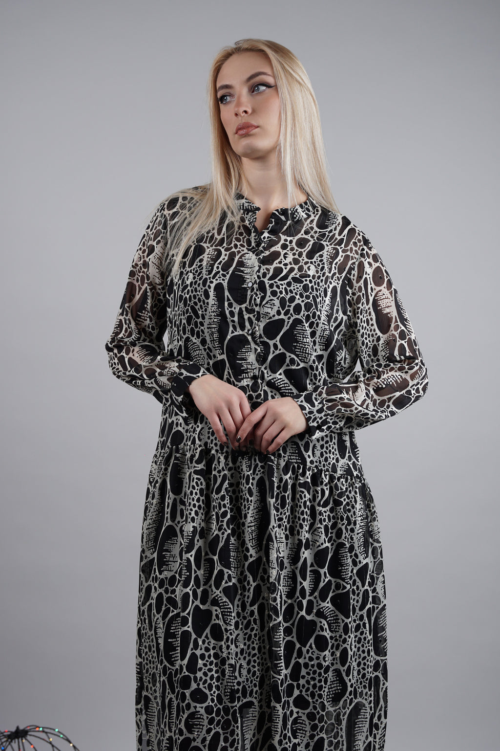 Belleza - sofisticirana midi crna haljina sa bogatim dezenom