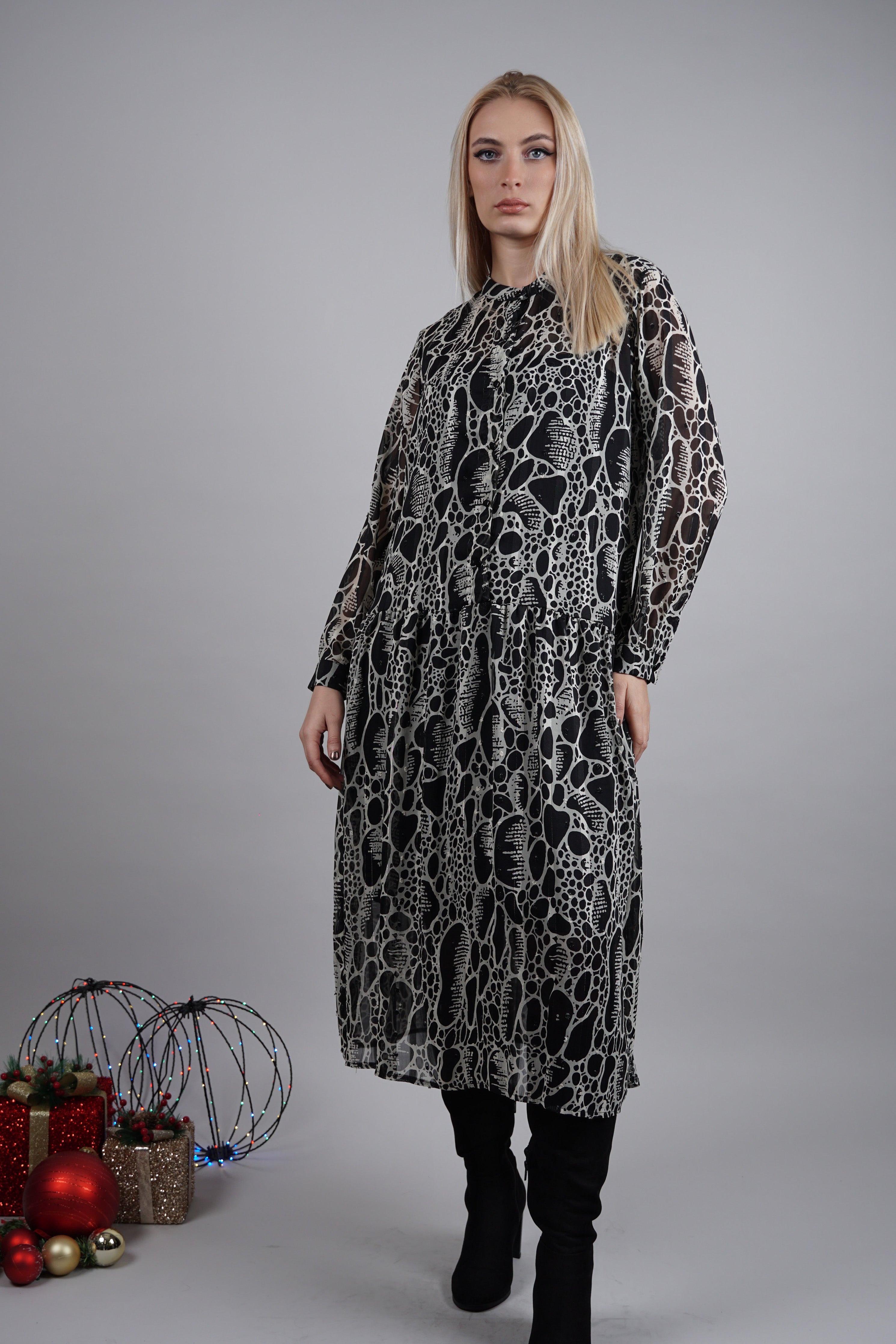 Belleza - sofisticirana midi crna haljina sa bogatim dezenom