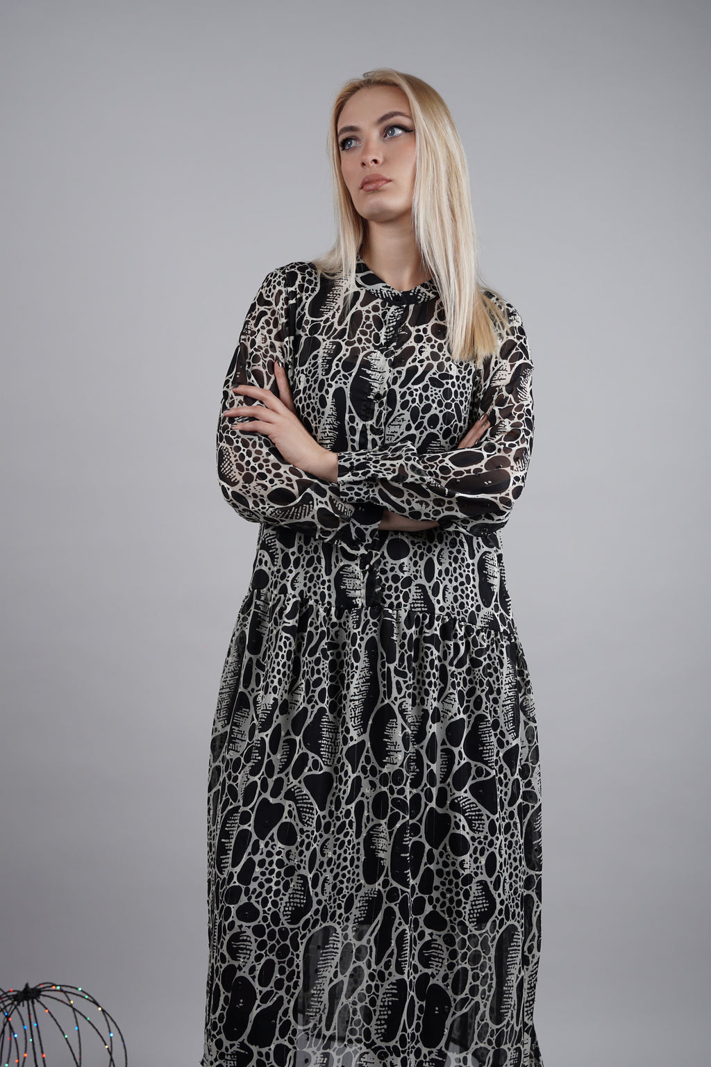 Belleza - sofisticirana midi crna haljina sa bogatim dezenom