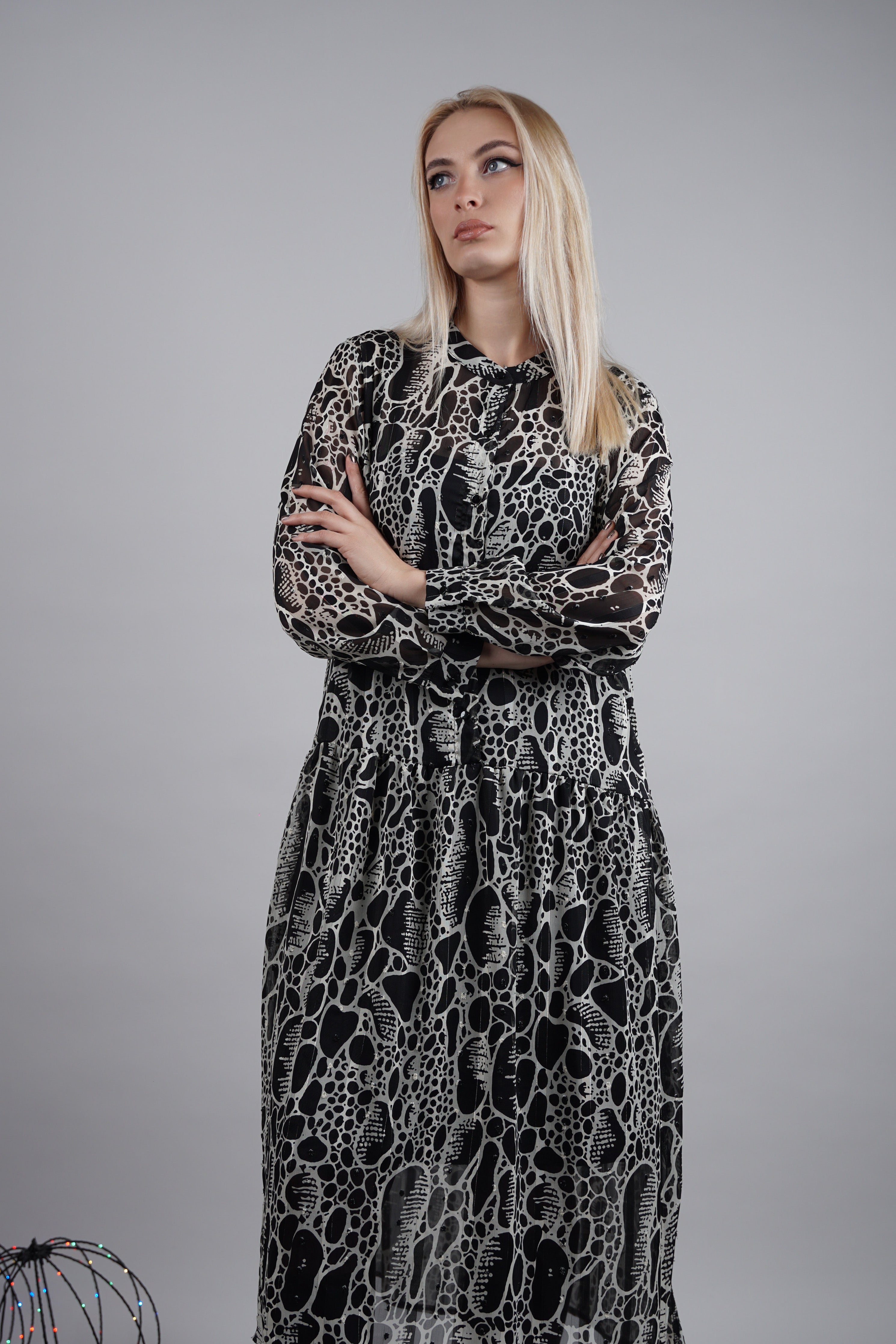 Belleza - sofisticirana midi crna haljina sa bogatim dezenom