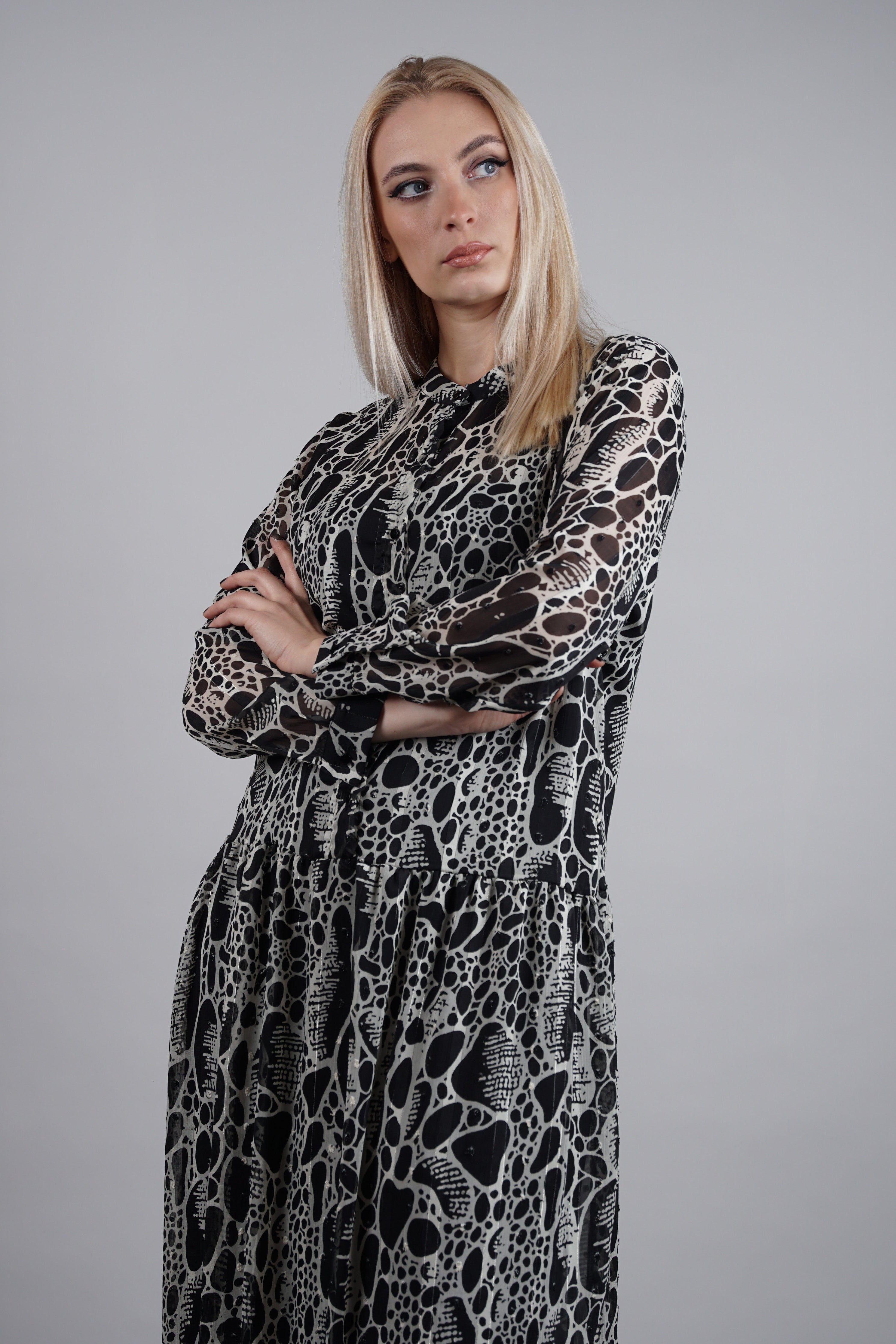 Belleza - sofisticirana midi crna haljina sa bogatim dezenom