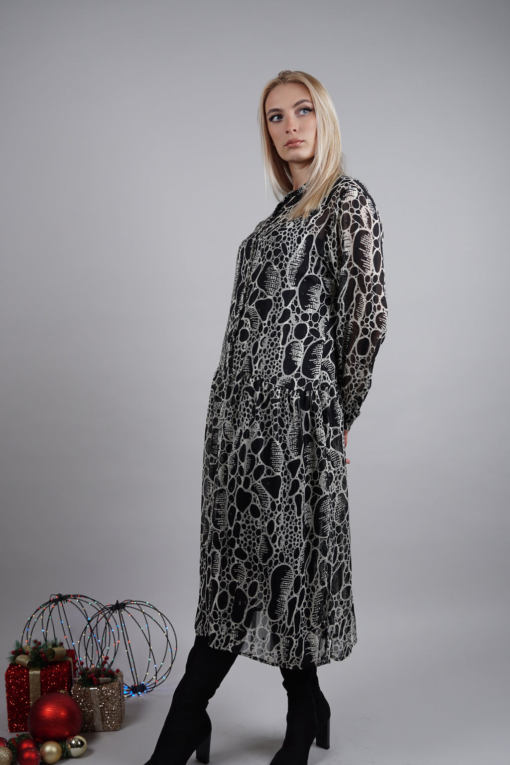 Belleza - sofisticirana midi crna haljina sa bogatim dezenom