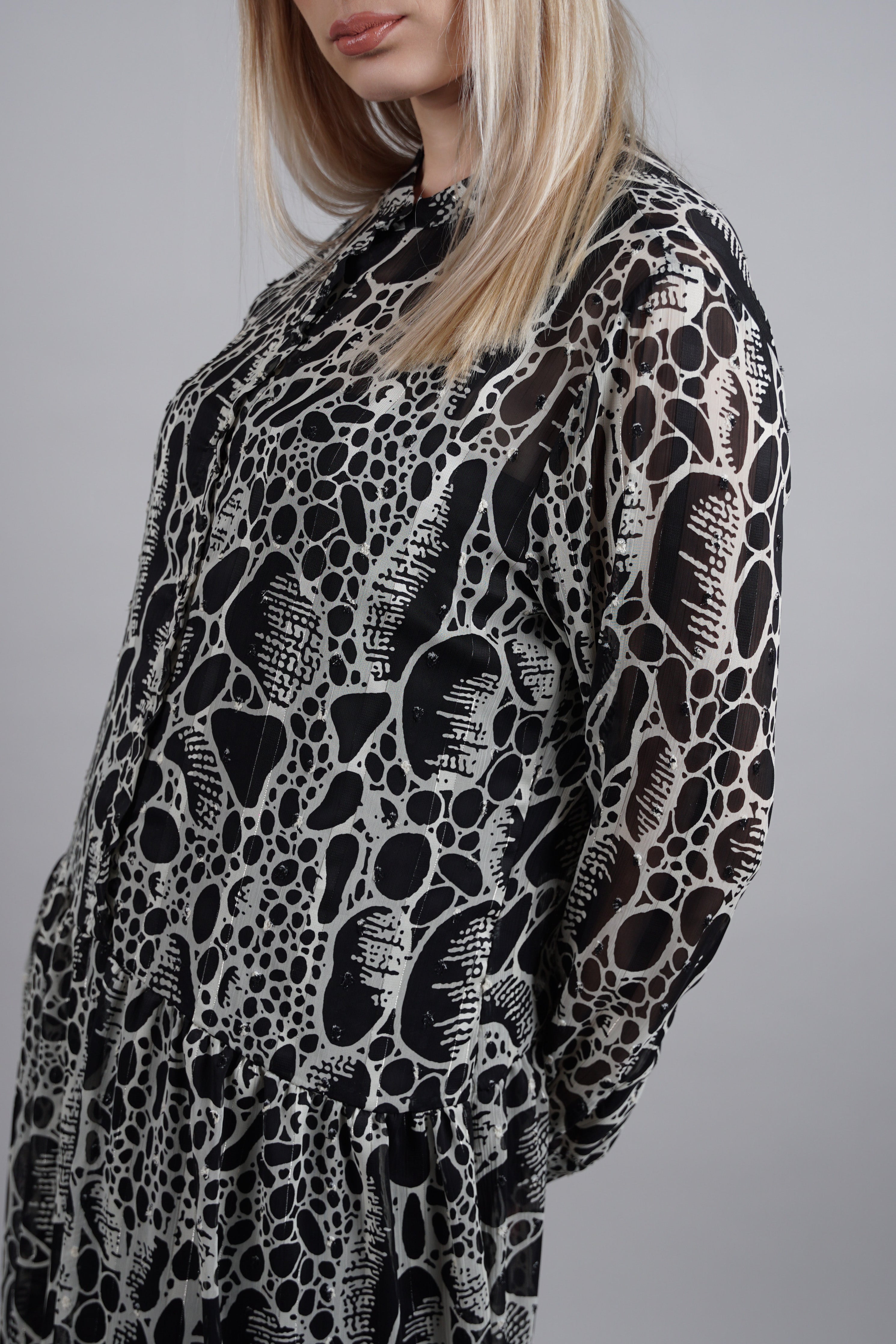 Belleza - sofisticirana midi crna haljina sa bogatim dezenom