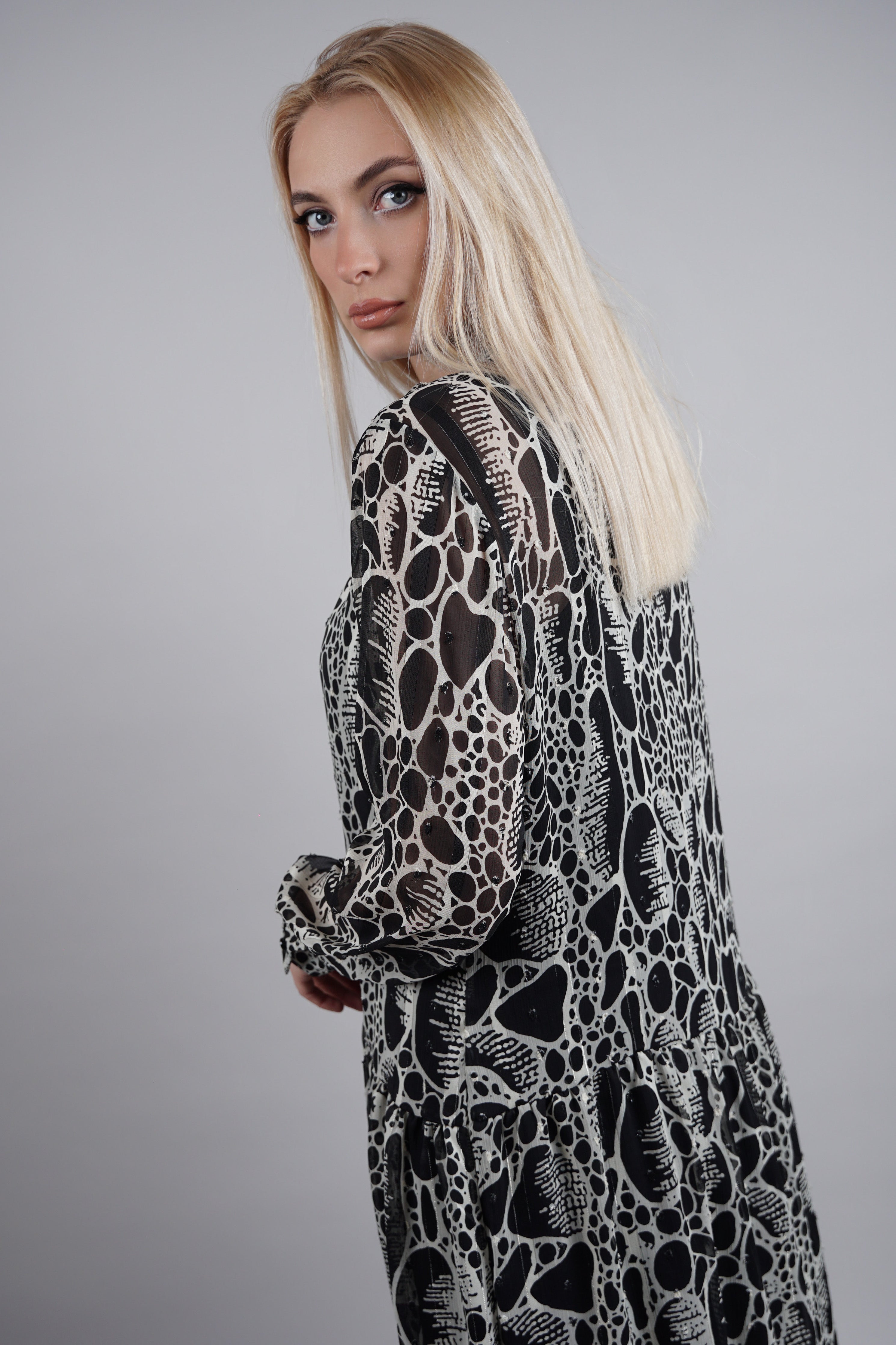 Belleza - sofisticirana midi crna haljina sa bogatim dezenom