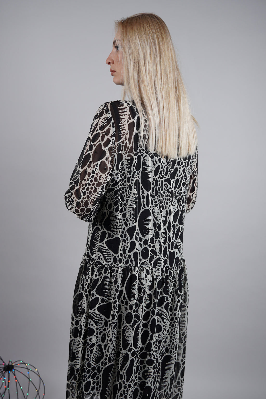 Belleza - sofisticirana midi crna haljina sa bogatim dezenom