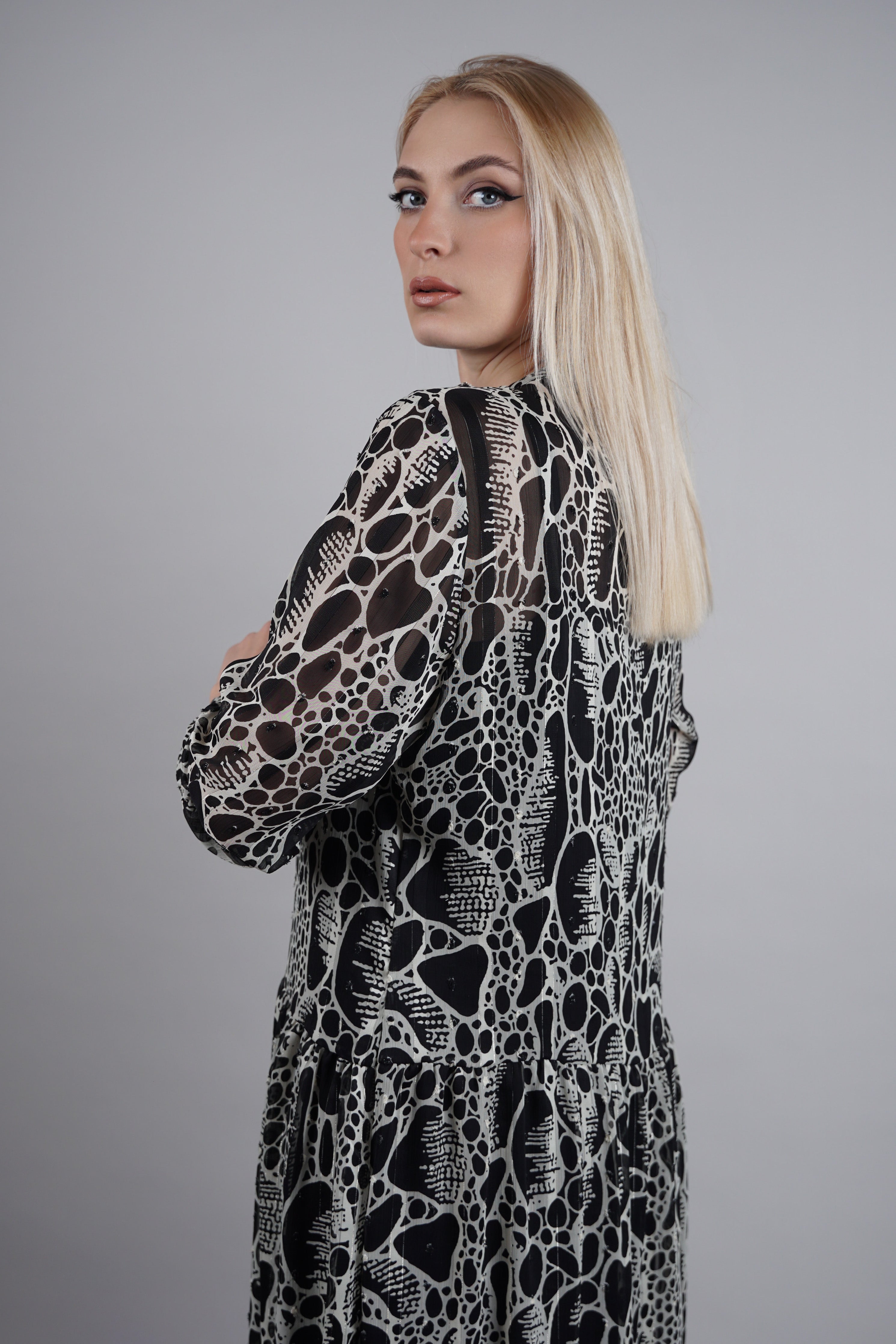 Belleza - sofisticirana midi crna haljina sa bogatim dezenom