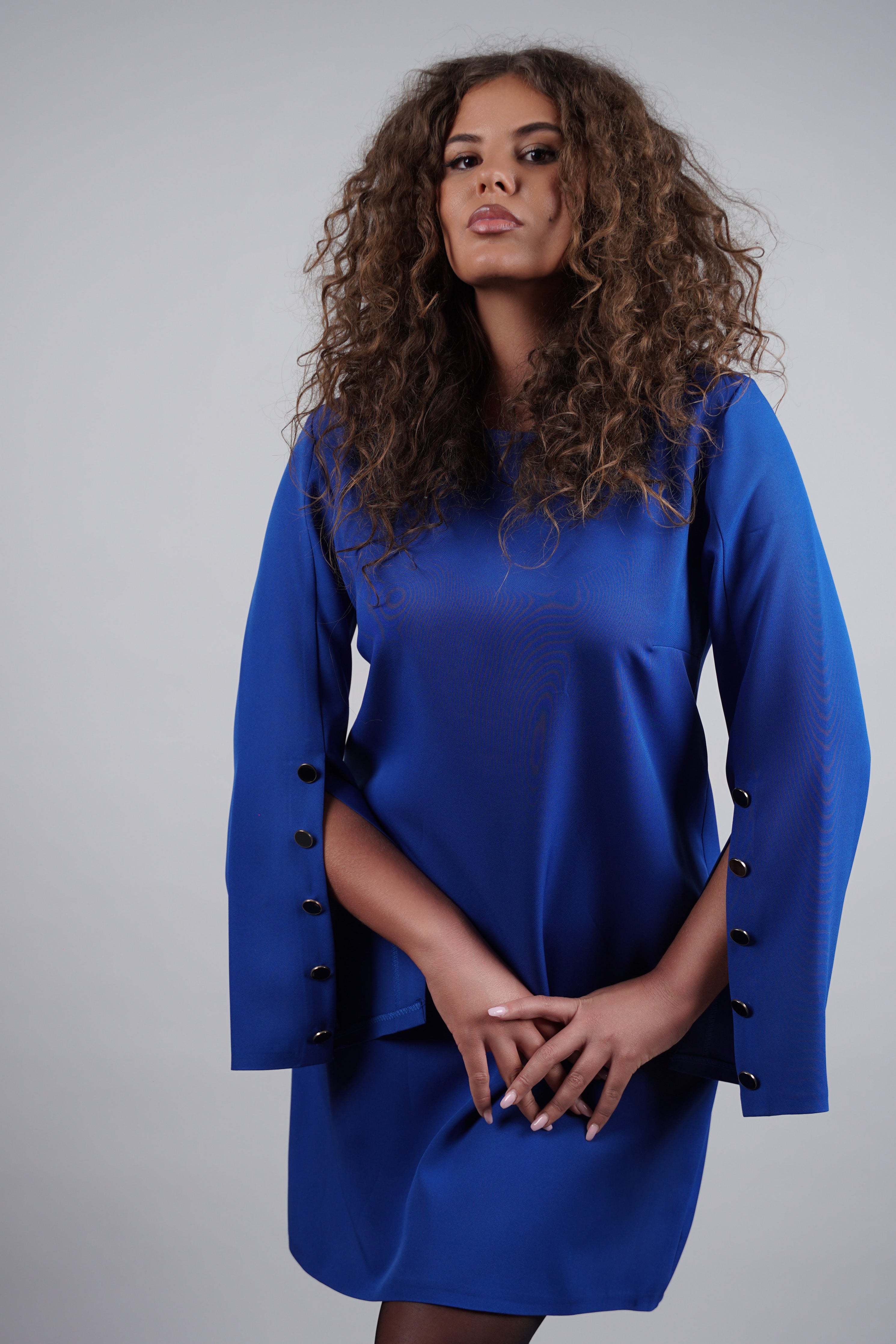 Riva haljina – moderna jednostavnost u kraljevsko-plavoj boji