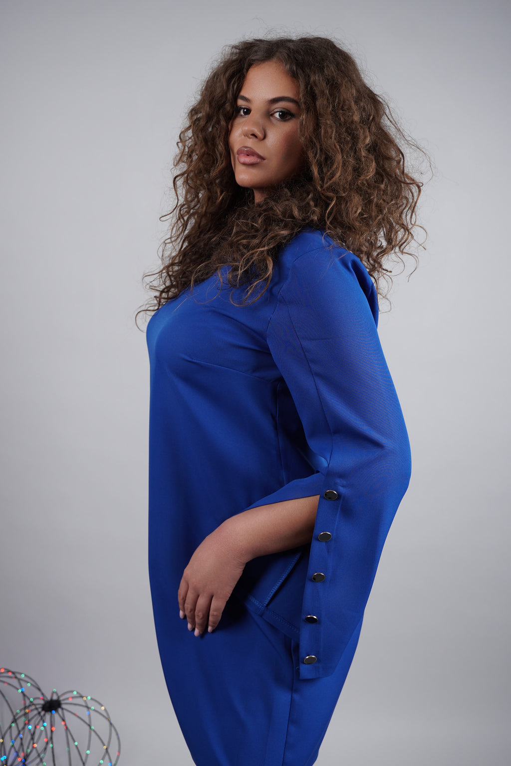 Riva haljina – moderna jednostavnost u kraljevsko-plavoj boji