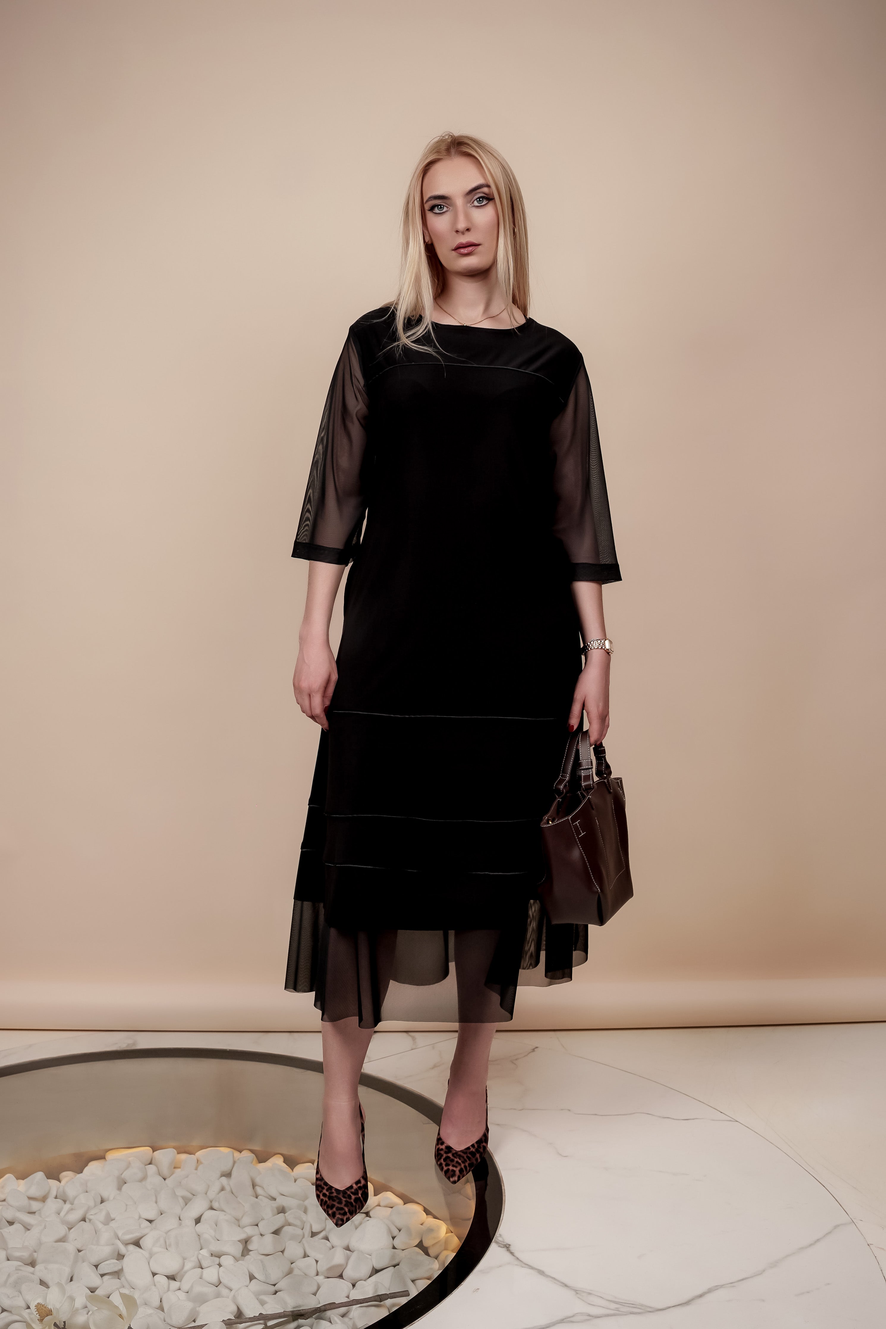 Crna haljina za posebne prilike sa tilom