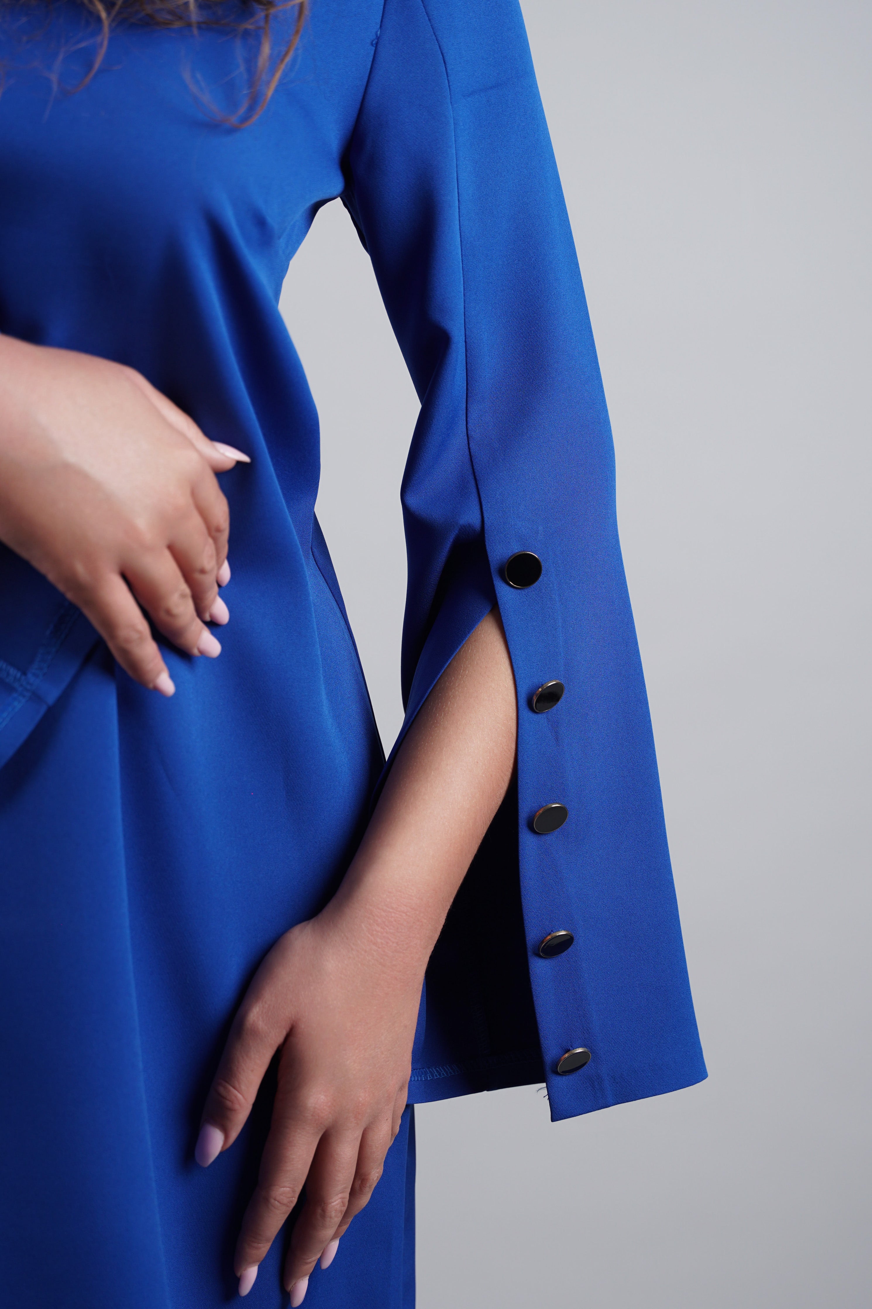 Riva haljina – moderna jednostavnost u kraljevsko-plavoj boji